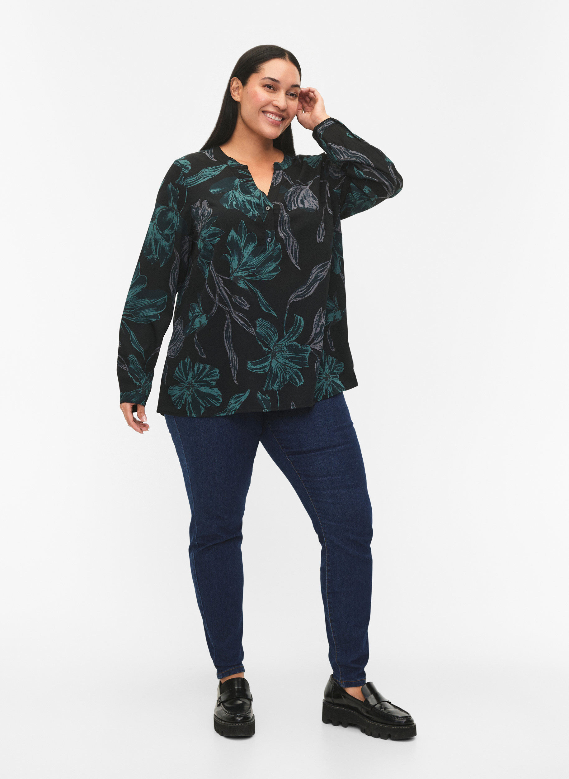 ZizziFLASH &ndash; Lang&auml;rmlige Bluse mit Druck, Black Scarab Flower, Model image number 2