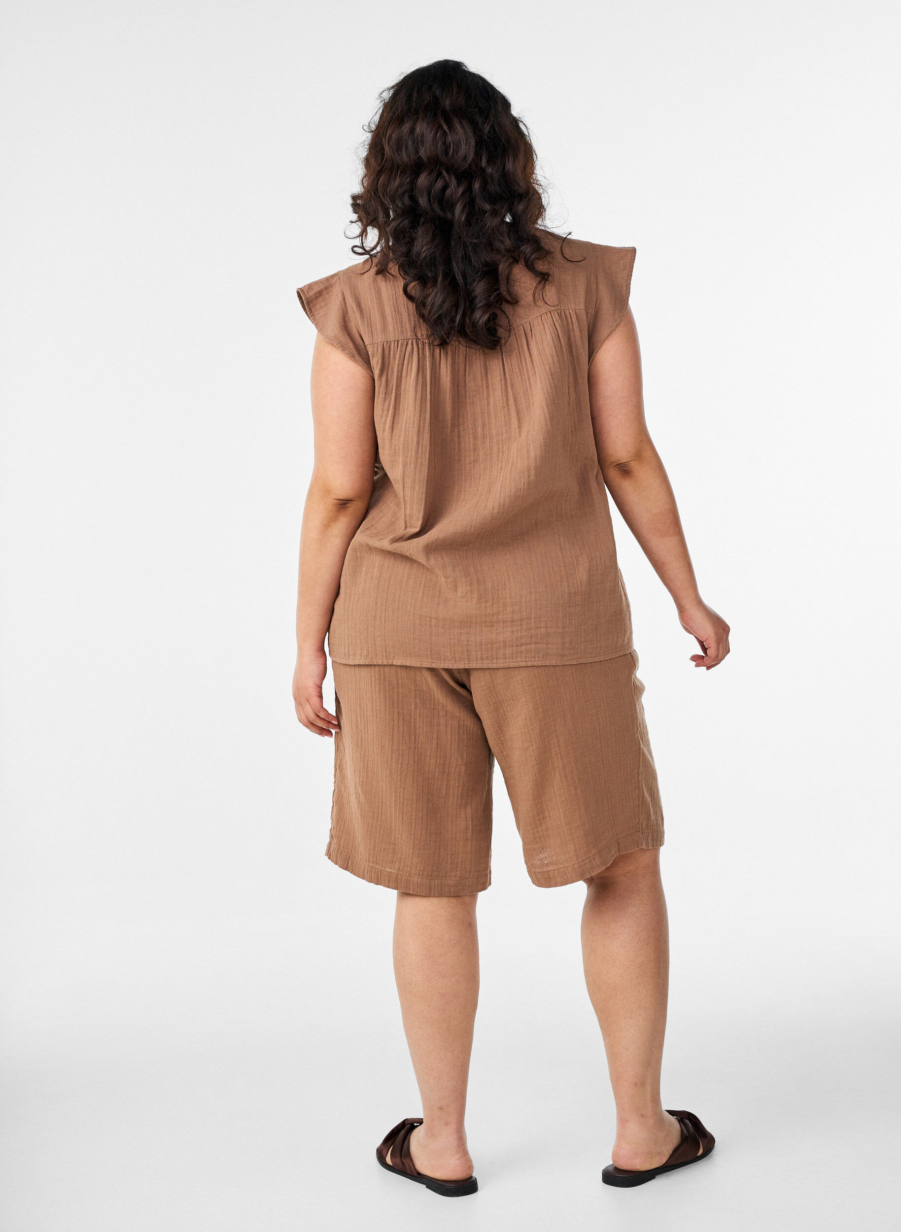 ZizziLockere Shorts aus Baumwollmusselin mit hoher Taille, Braun, Model image number 2
