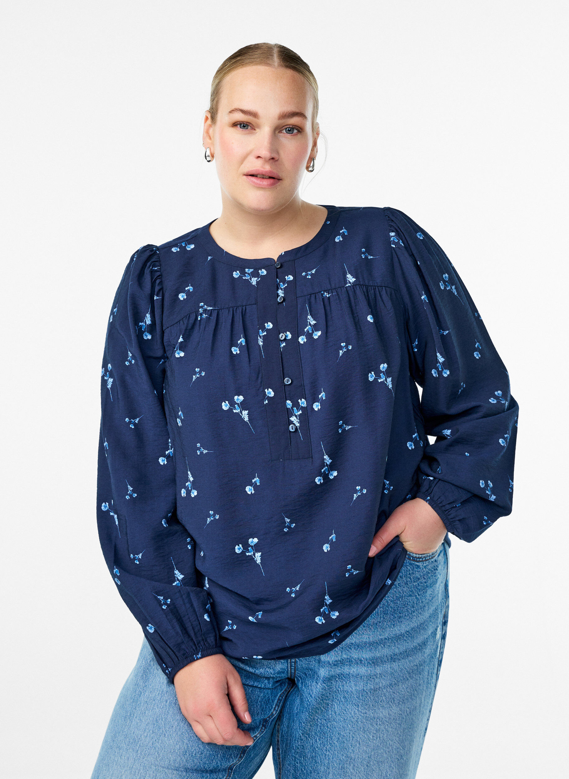 Bluse mit Knopfverschluss und kleinen Blumen, Blau, Model