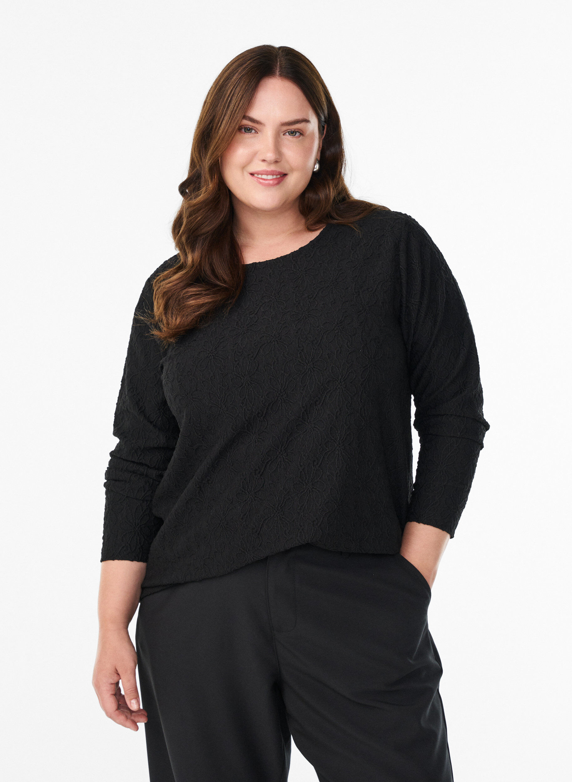 Lang&auml;rmelige Bluse mit gebl&uuml;mter Struktur, Schwarz, Model