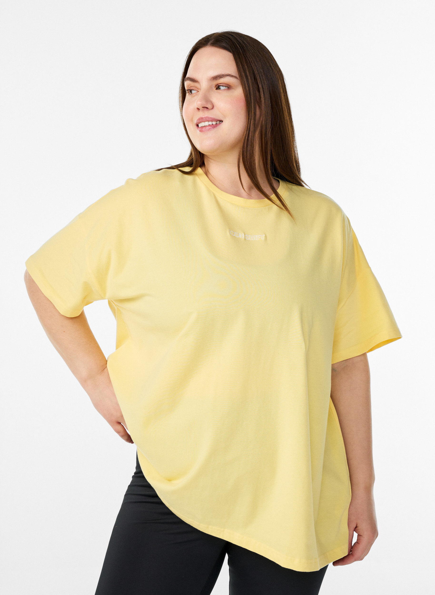 T-Shirt aus Bio-Baumwolle mit kleinem Frontmotiv, Gelb, Model