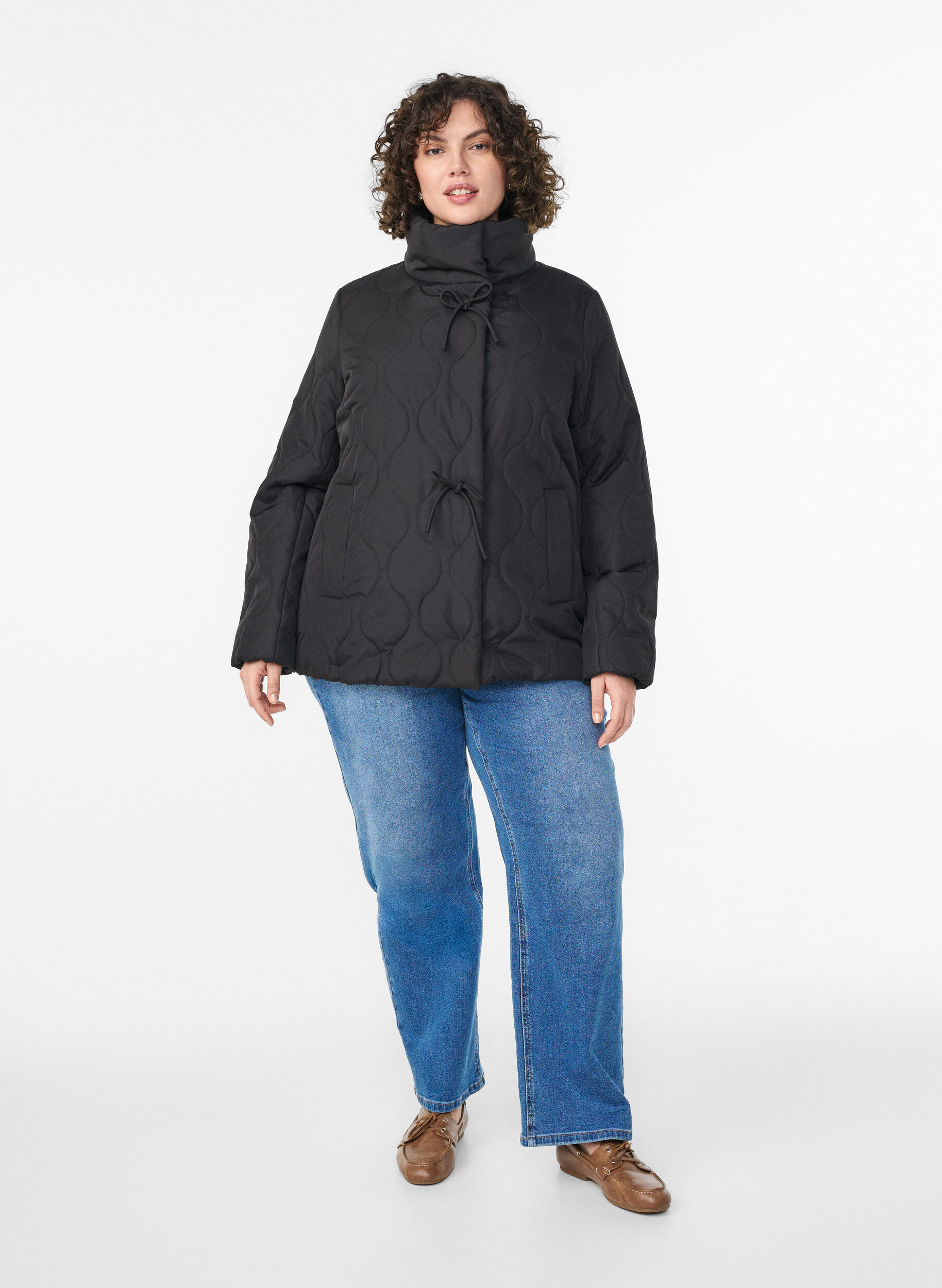 ZizziKurze Steppjacke mit Schleifen und hohem Kragen, Schwarz, Model image number 1
