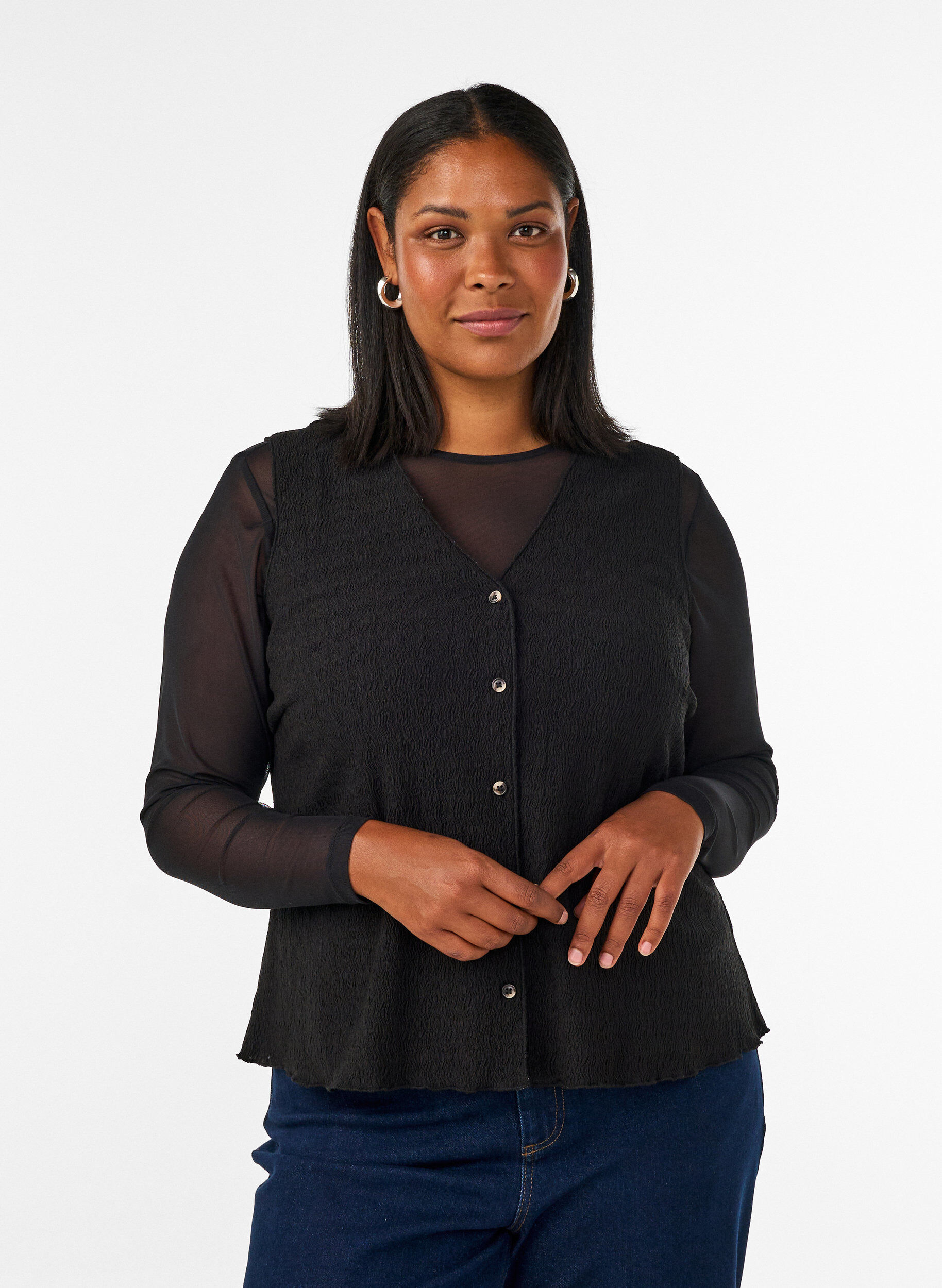 Zizzi&Auml;rmelloses Top mit welliger Struktur und Knopfverschluss, Schwarz, Model image number 0