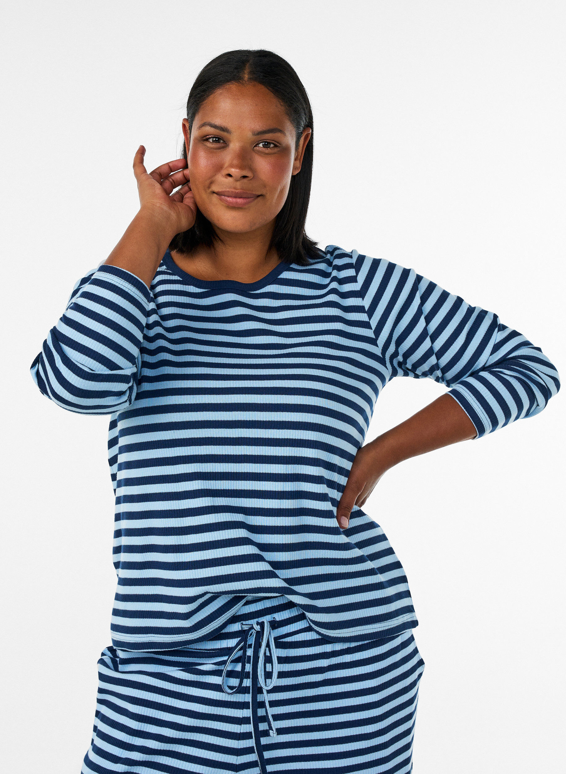 ZizziLang&auml;rmeliges Nachtoberteil aus geripptem Jersey mit Streifen, Blau, Model image number 0