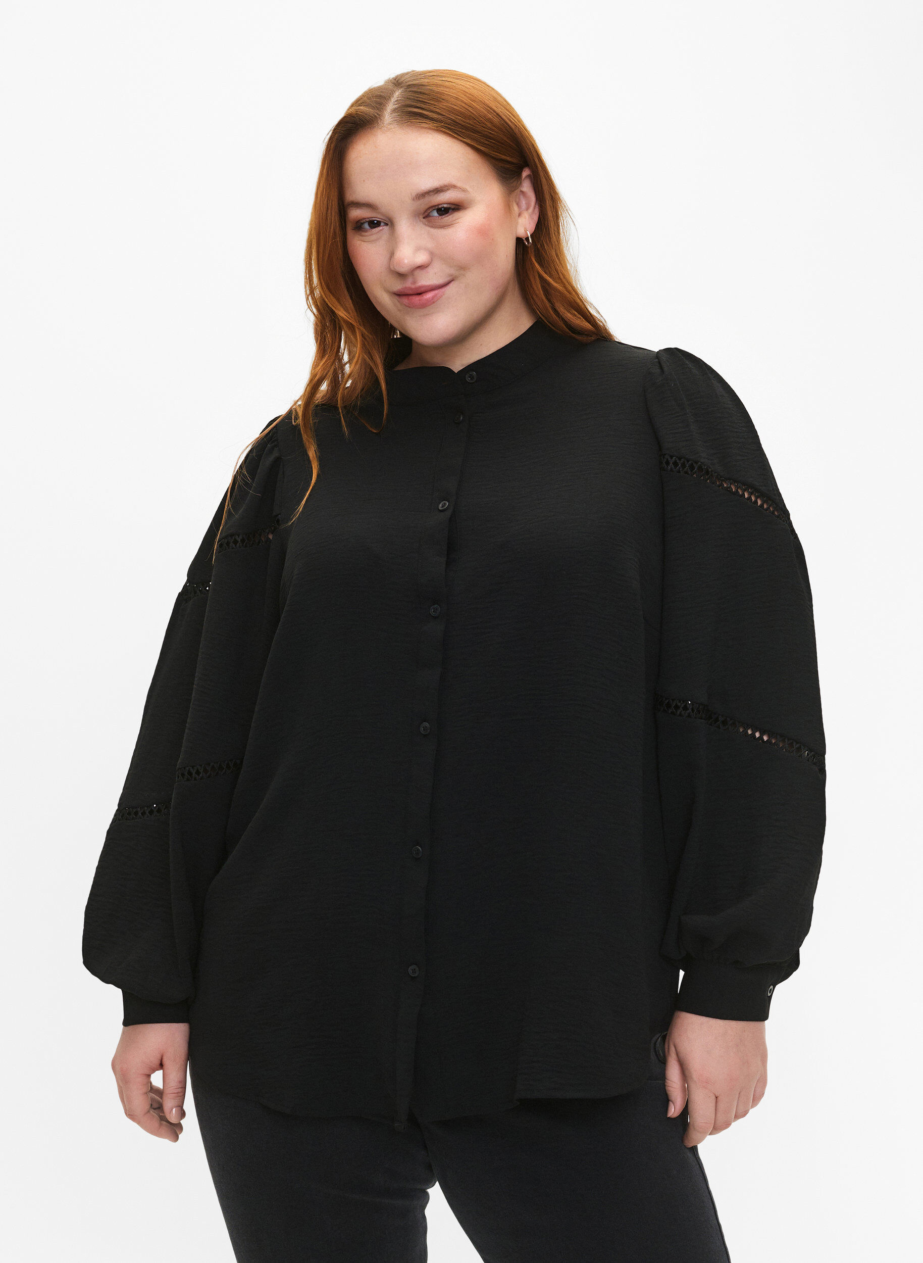 Zizzi Hemdbluse mit geh&auml;kelten Verzierungen, Black, Model image number 0