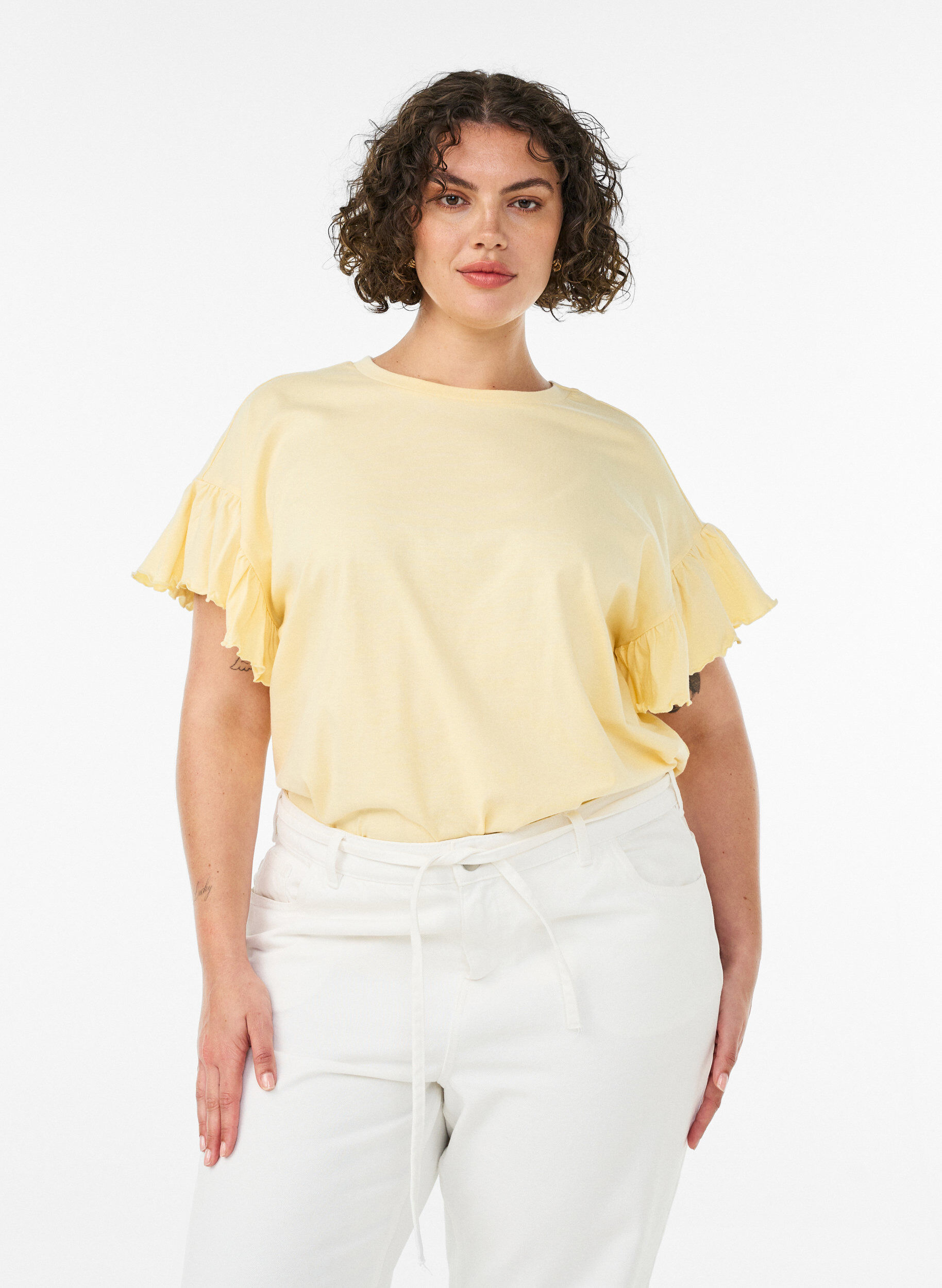 T-Shirt aus Bio-Baumwolle mit R&uuml;schen&auml;rmeln, Gelb, Model