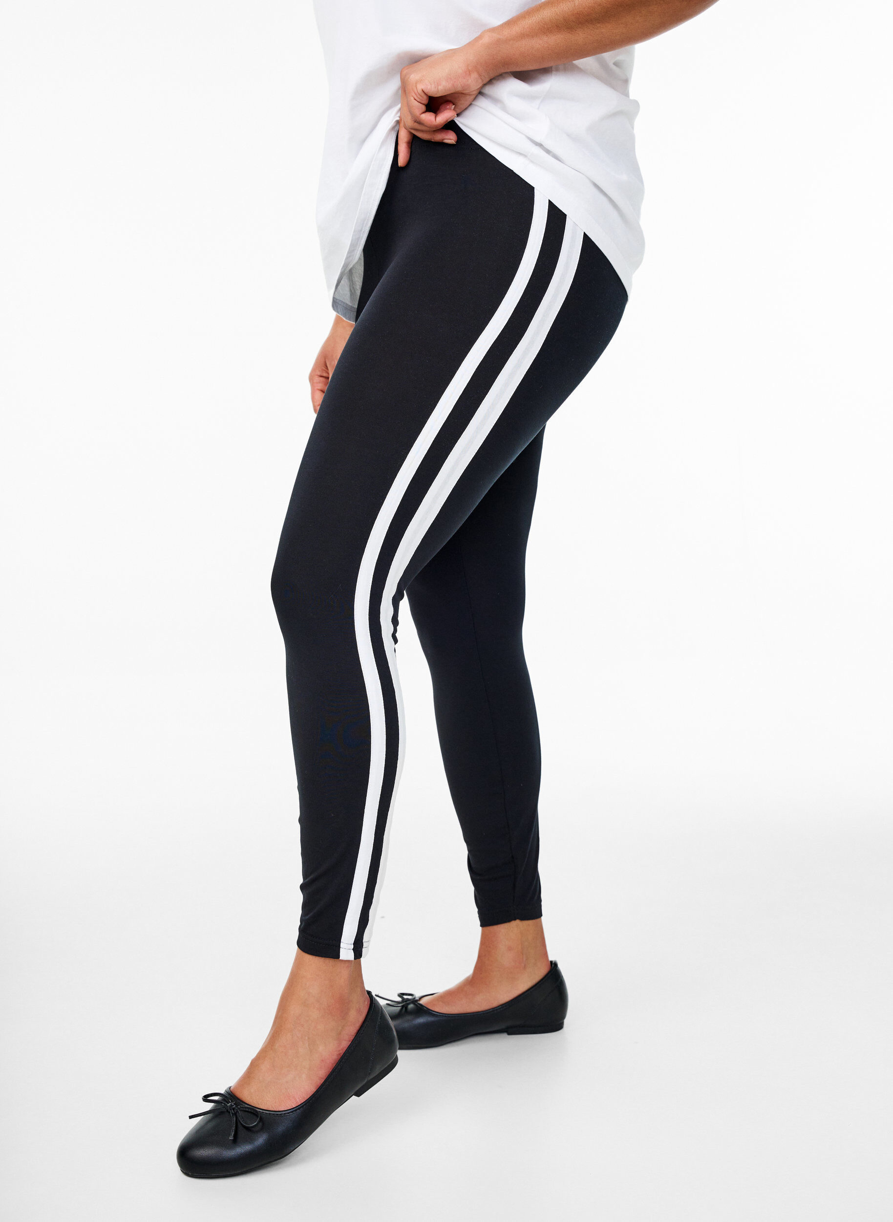 ZizziLeggings aus Viskose mit Seitenstreifen, Black W. Stripe, Model image number 0