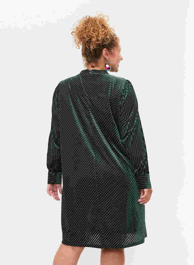 Kleid aus Velours mit Strukturmuster, Scarab, Model image number 1
