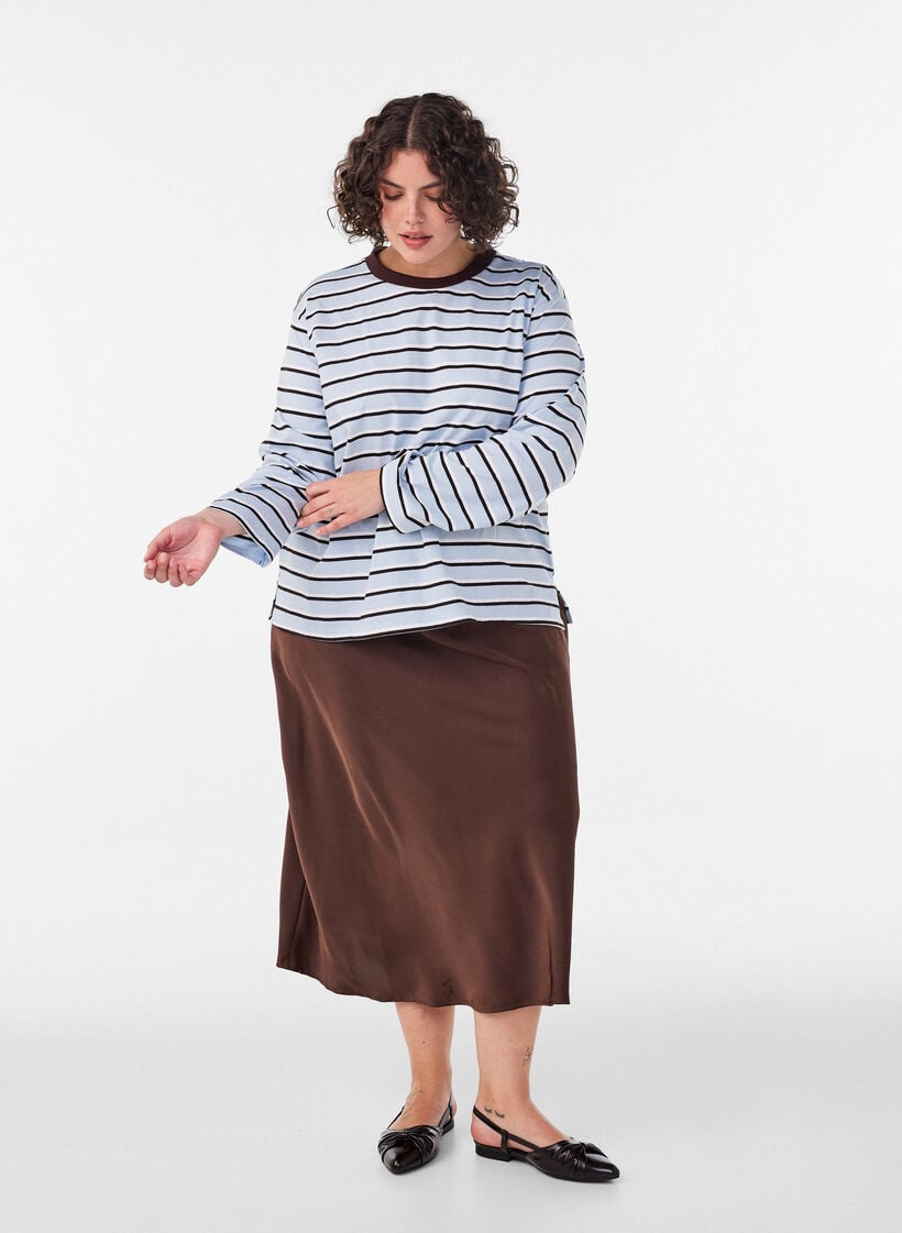 Basic T-Shirt mit langen &Auml;rmeln, Blau, Model