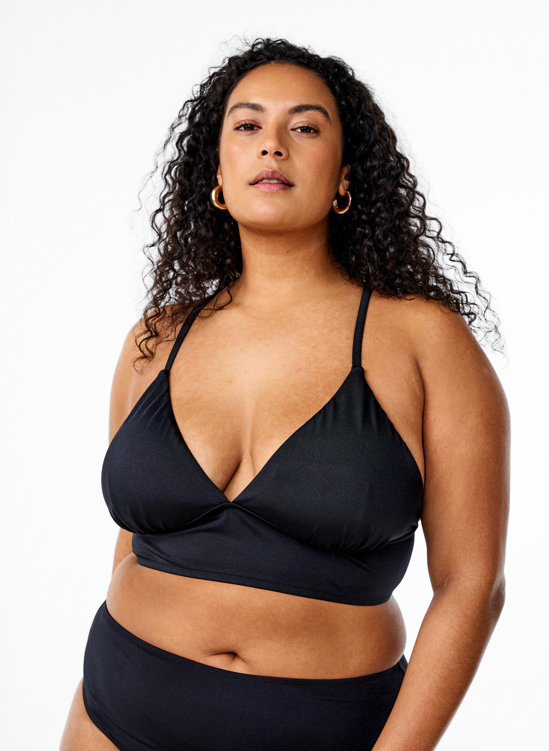 Bikinioberteil mit herausnehmbaren Polstern und Bindeband am R&uuml;cken, Schwarz, Model