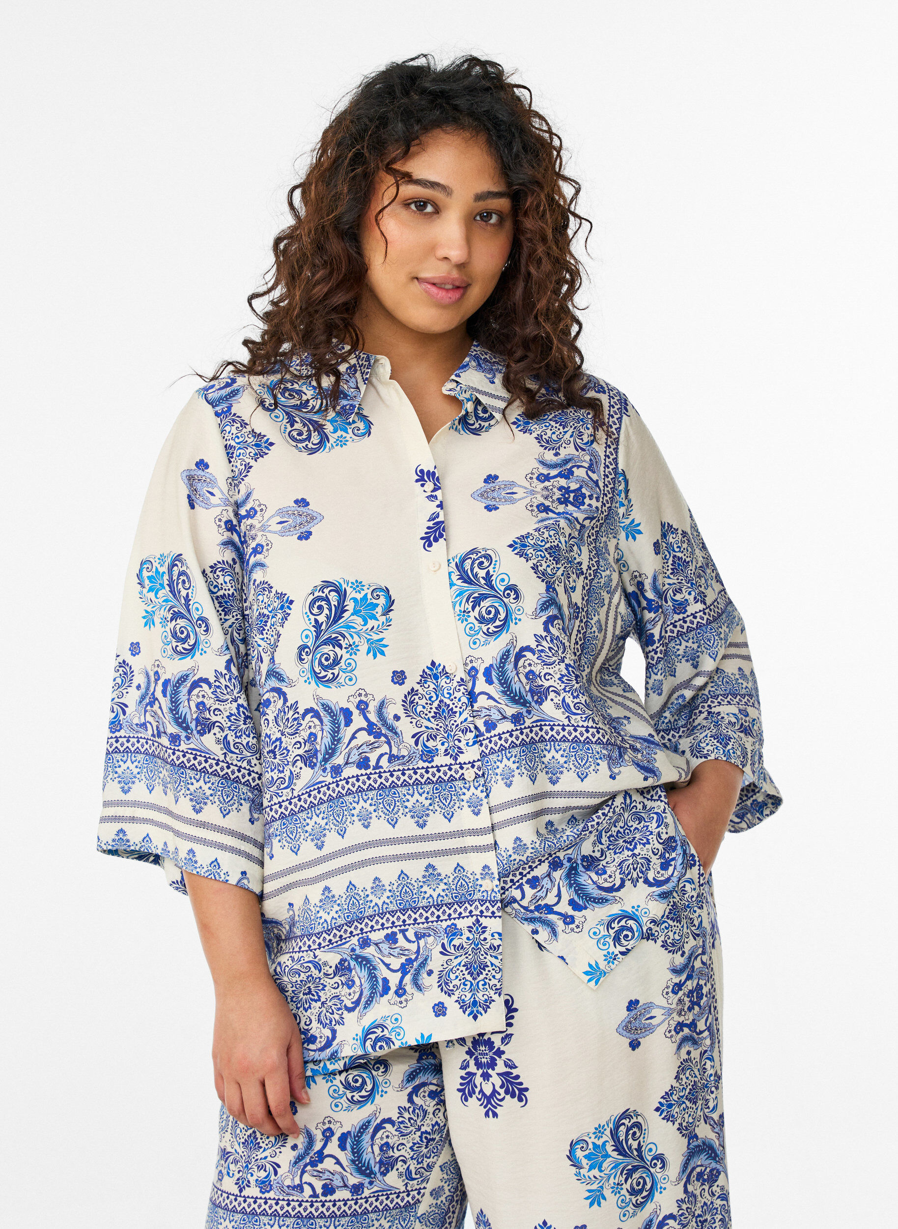 ZizziGemusterte Bluse aus Viskose mit 3/4-&Auml;rmeln, Blau, Model image number 0
