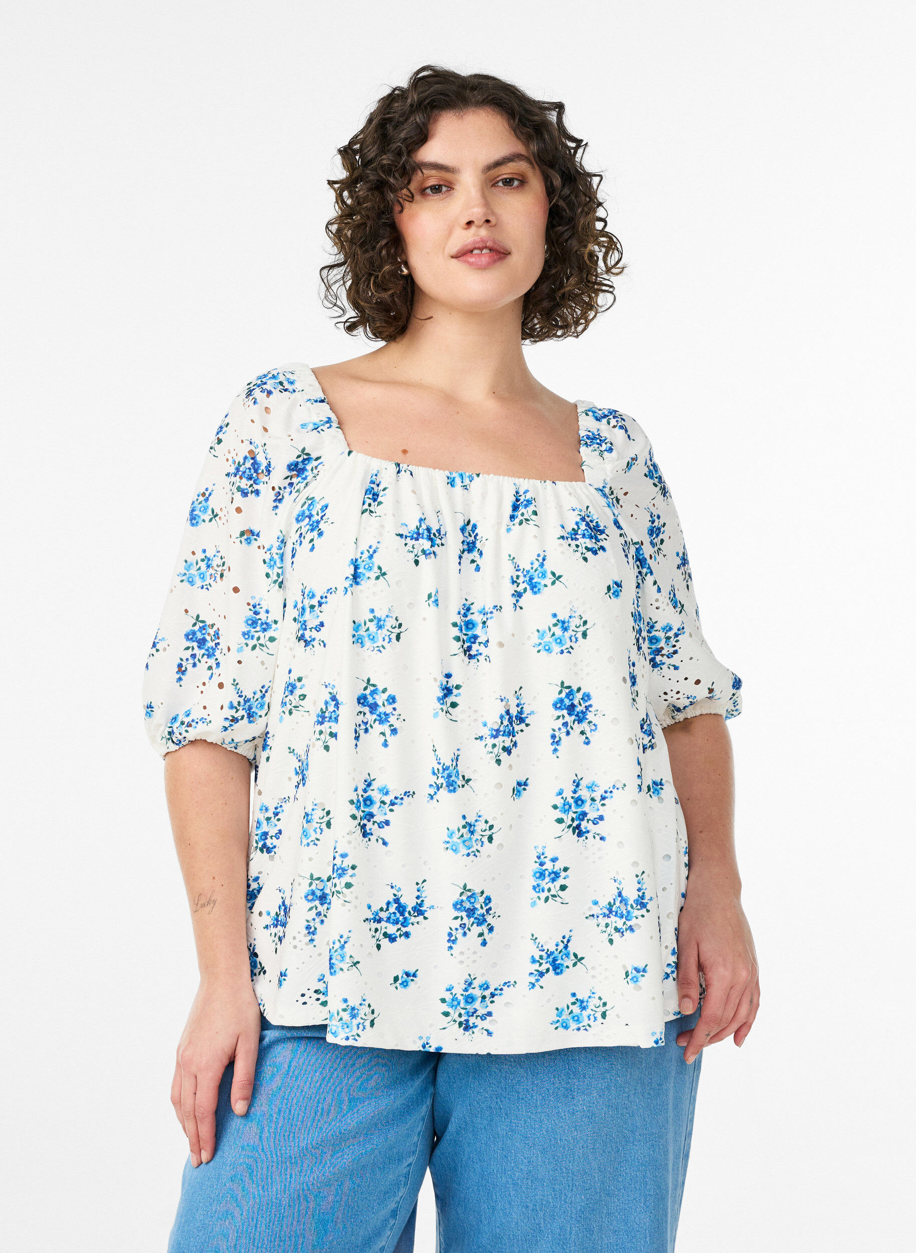 Gebl&uuml;mte Bluse mit Karree-Ausschnitt und Lochstickerei, Wei&szlig;, Model