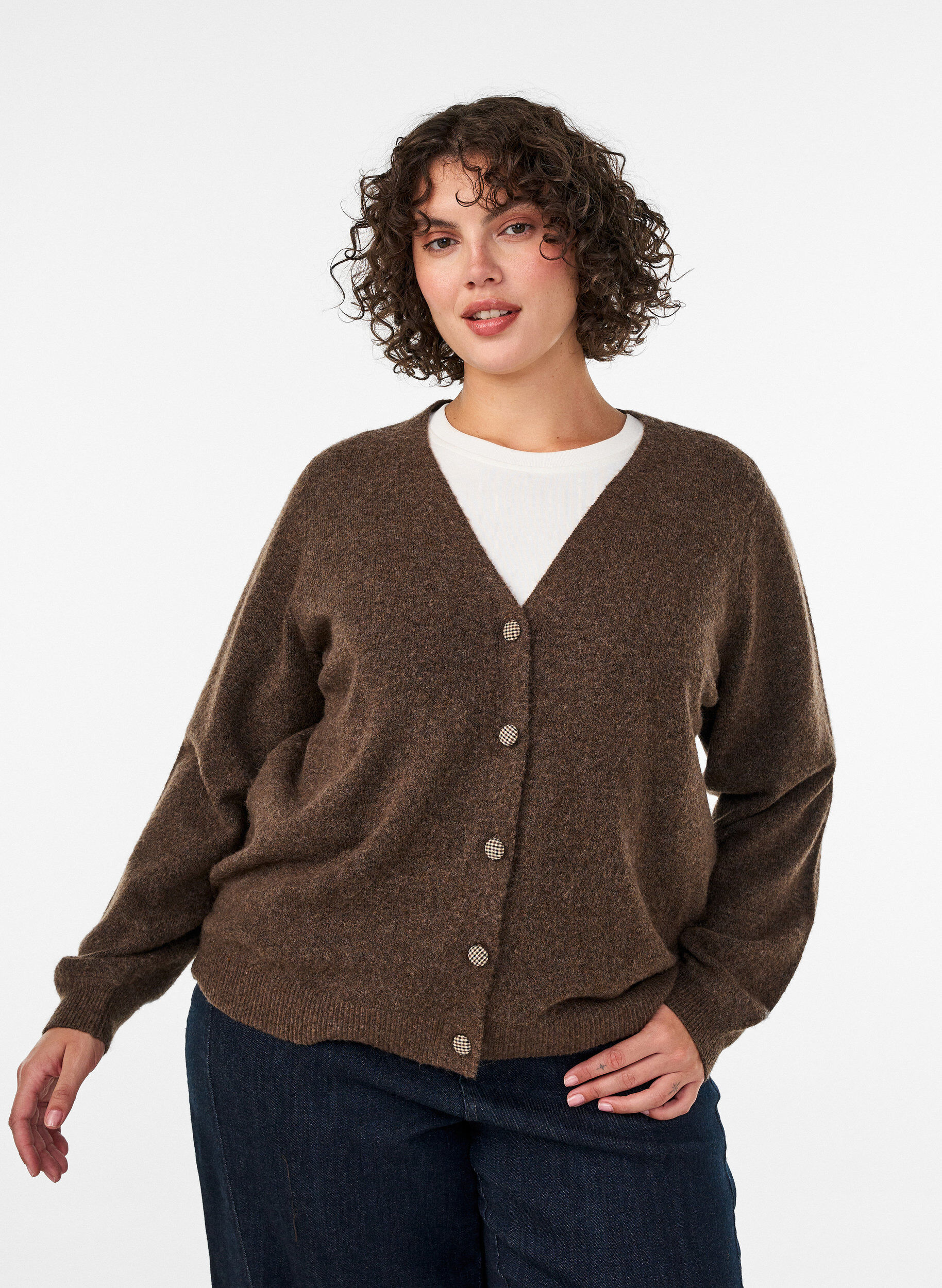 Strickjacke mit Zierkn&ouml;pfen und V-Ausschnitt, Braun, Model