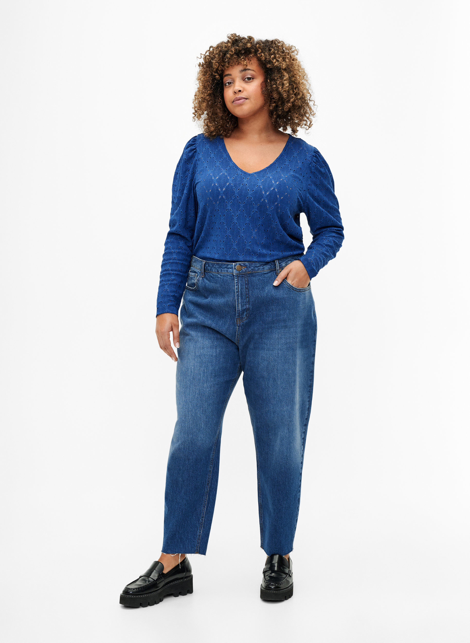 ZizziBluse mit V-Ausschnitt und Lochmuster, Limoges, Model image number 2