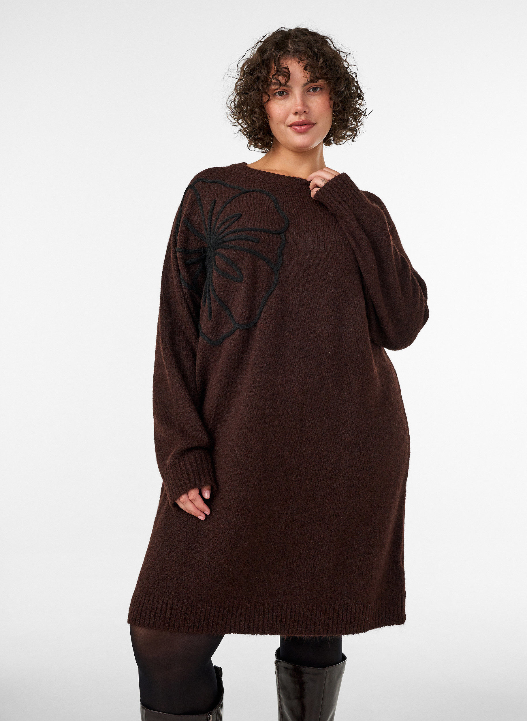 ZizziStrickkleid mit gro&szlig;er Blumenapplikation, Braun, Model image number 0