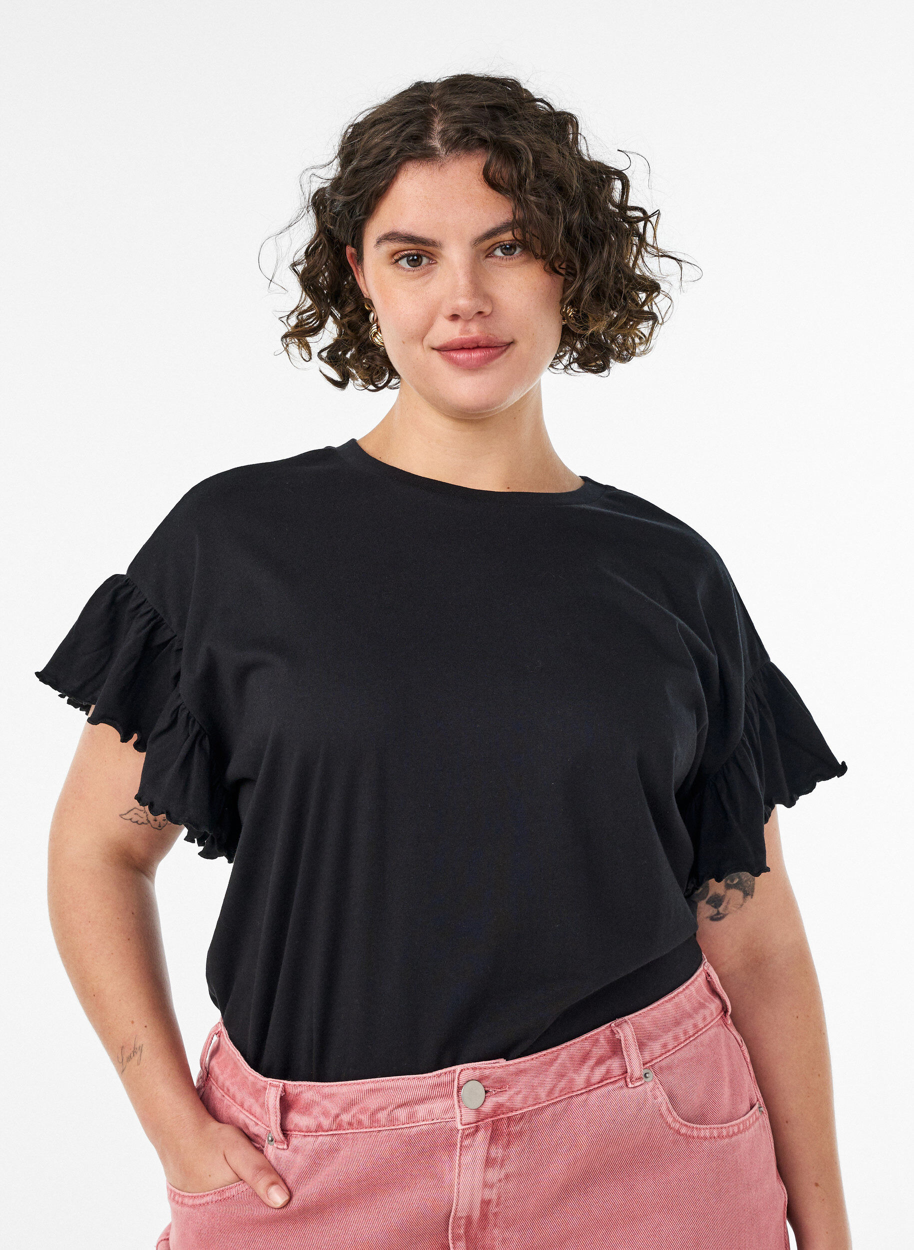 T-Shirt aus Bio-Baumwolle mit R&uuml;schen&auml;rmeln, Schwarz, Model