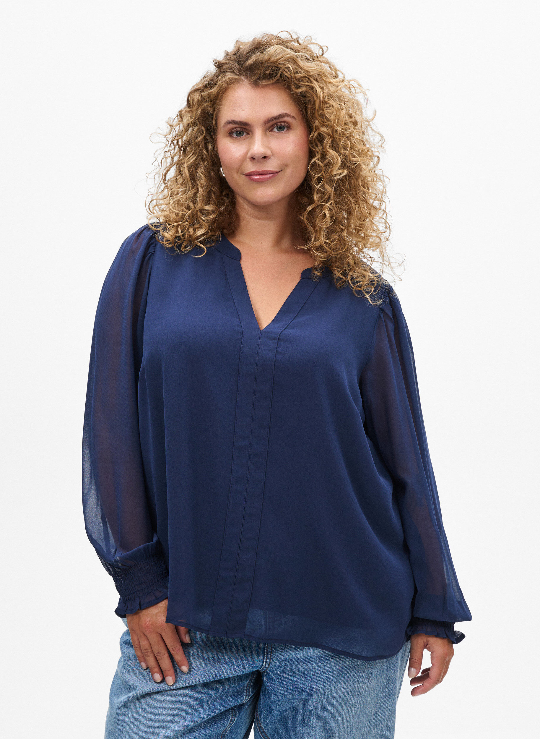 Bluse mit transparenten &Auml;rmeln und Smok, Blau, Model