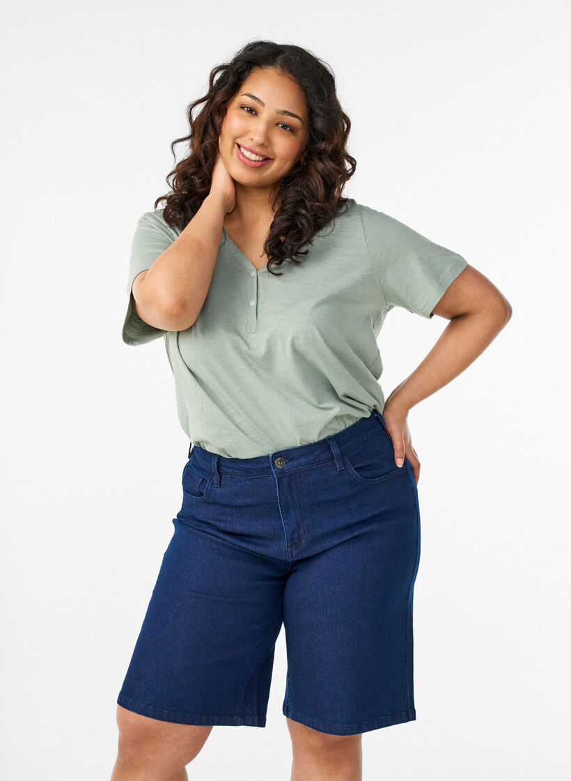 Locker sitzende Jeansshorts mit hoher Taille, Blau, Model image number 0