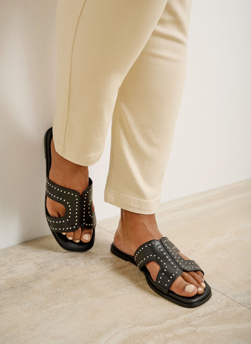 Flache Slip-on-Sandalen mit breiter Passform und Nieten, Black, Image