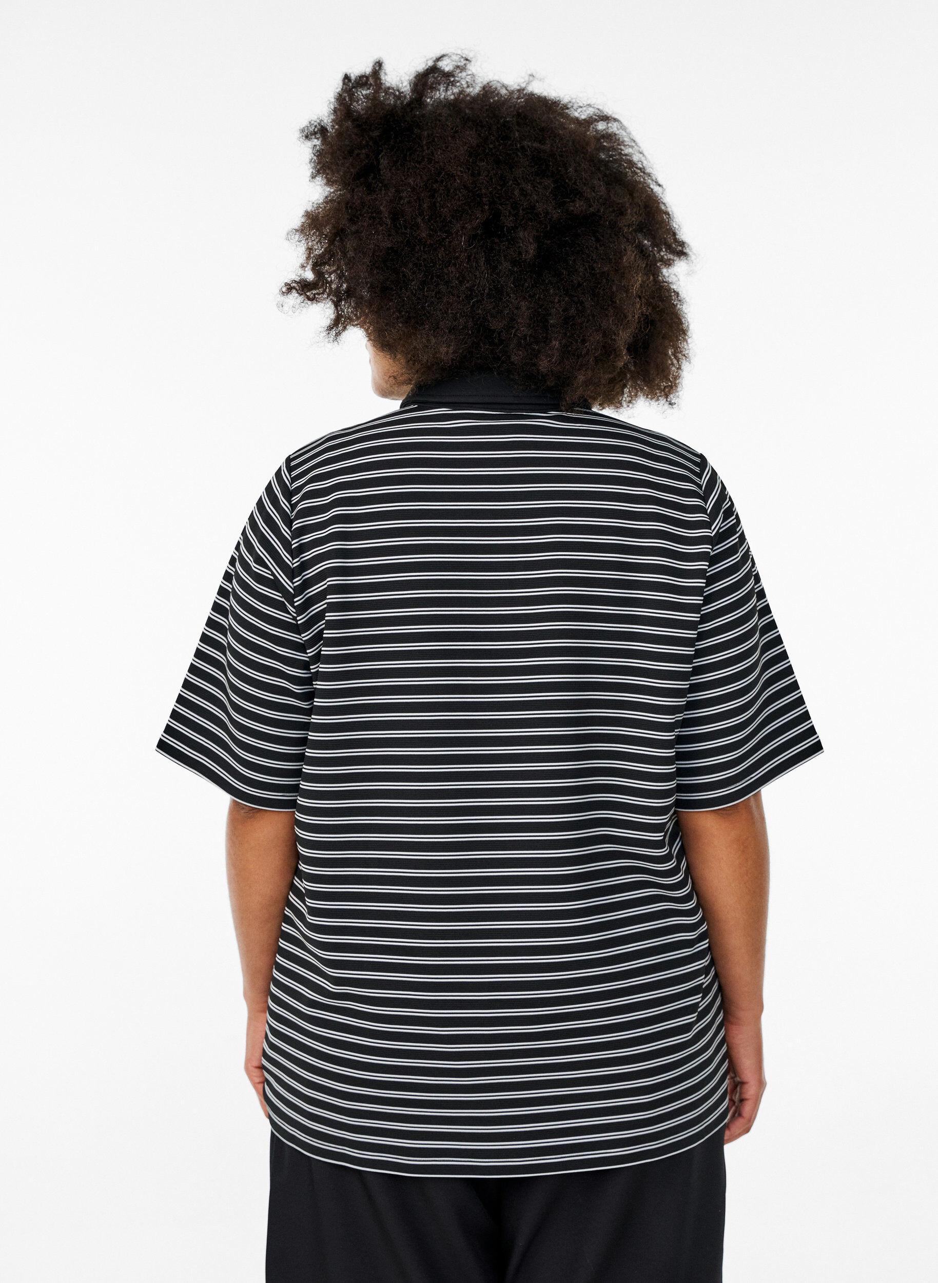 ZizziKurz&auml;rmliges Poloshirt mit Streifen und Rei&szlig;verschluss, Schwarz, Model image number 2