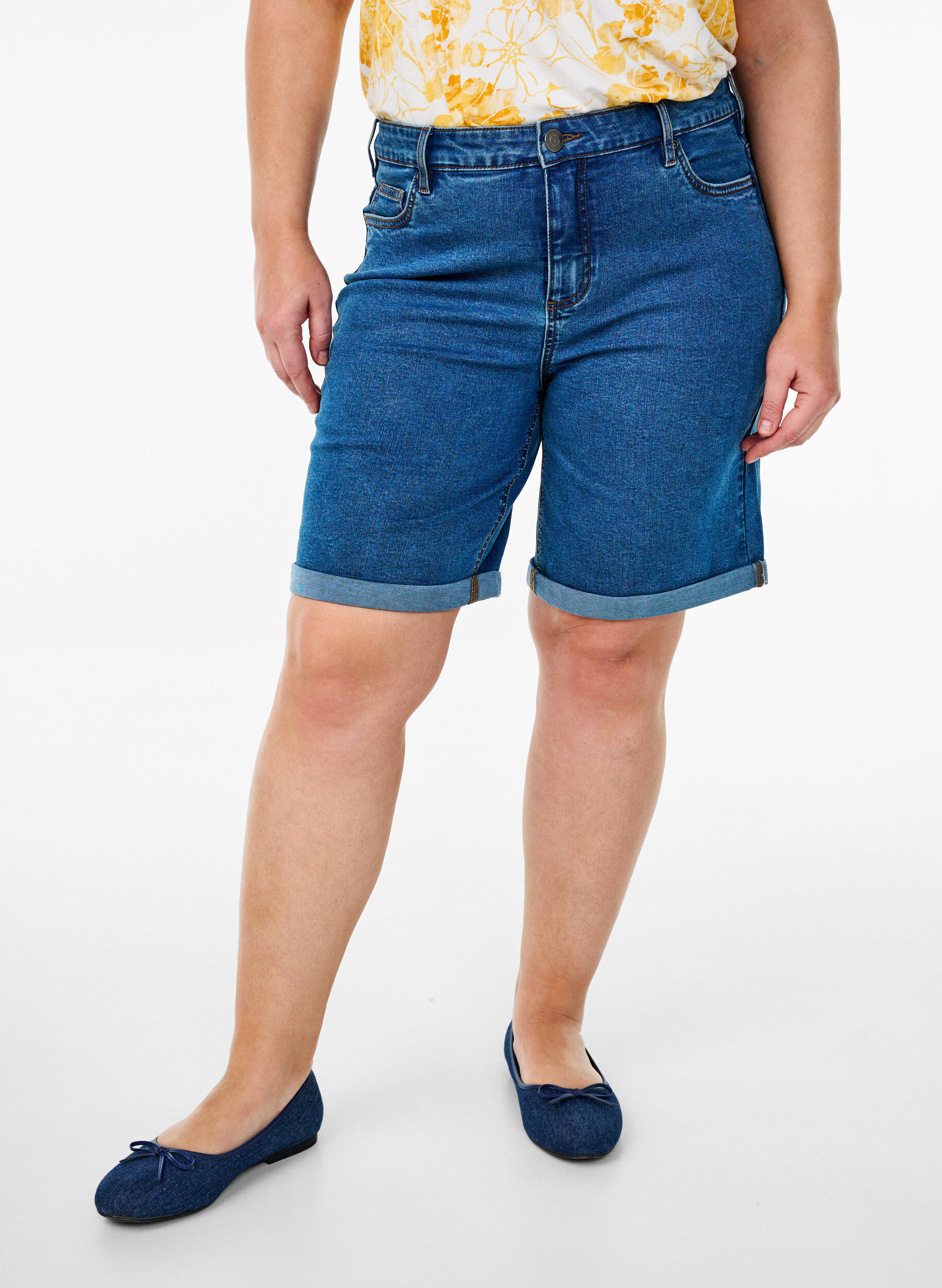 ZizziEng anliegende Jeansshorts mit hoher Taille, Blau, Model image number 3