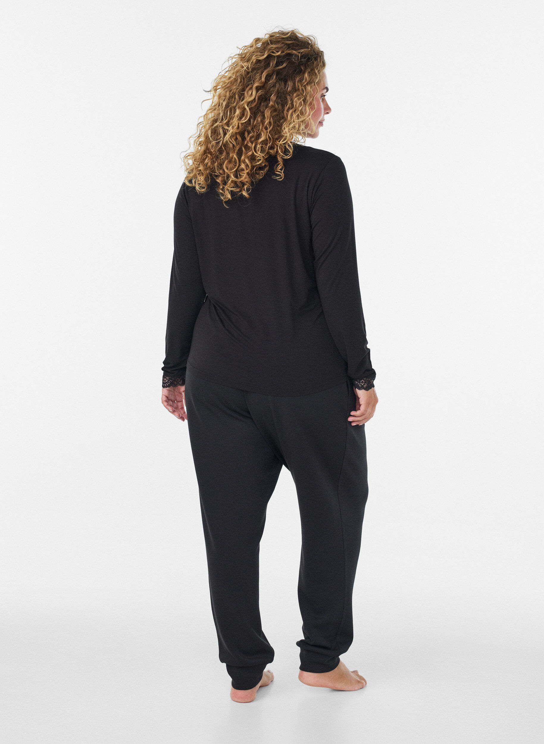 ZizziBluse aus Viskose mit Spitzen und V-Ausschnitt, Schwarz, Model image number 2