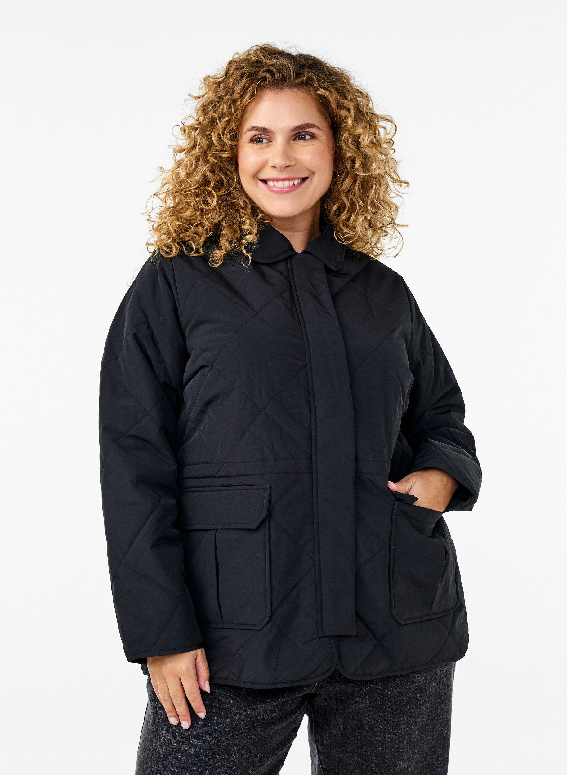 Steppjacke mit Kragen und Taschen, Schwarz, Model