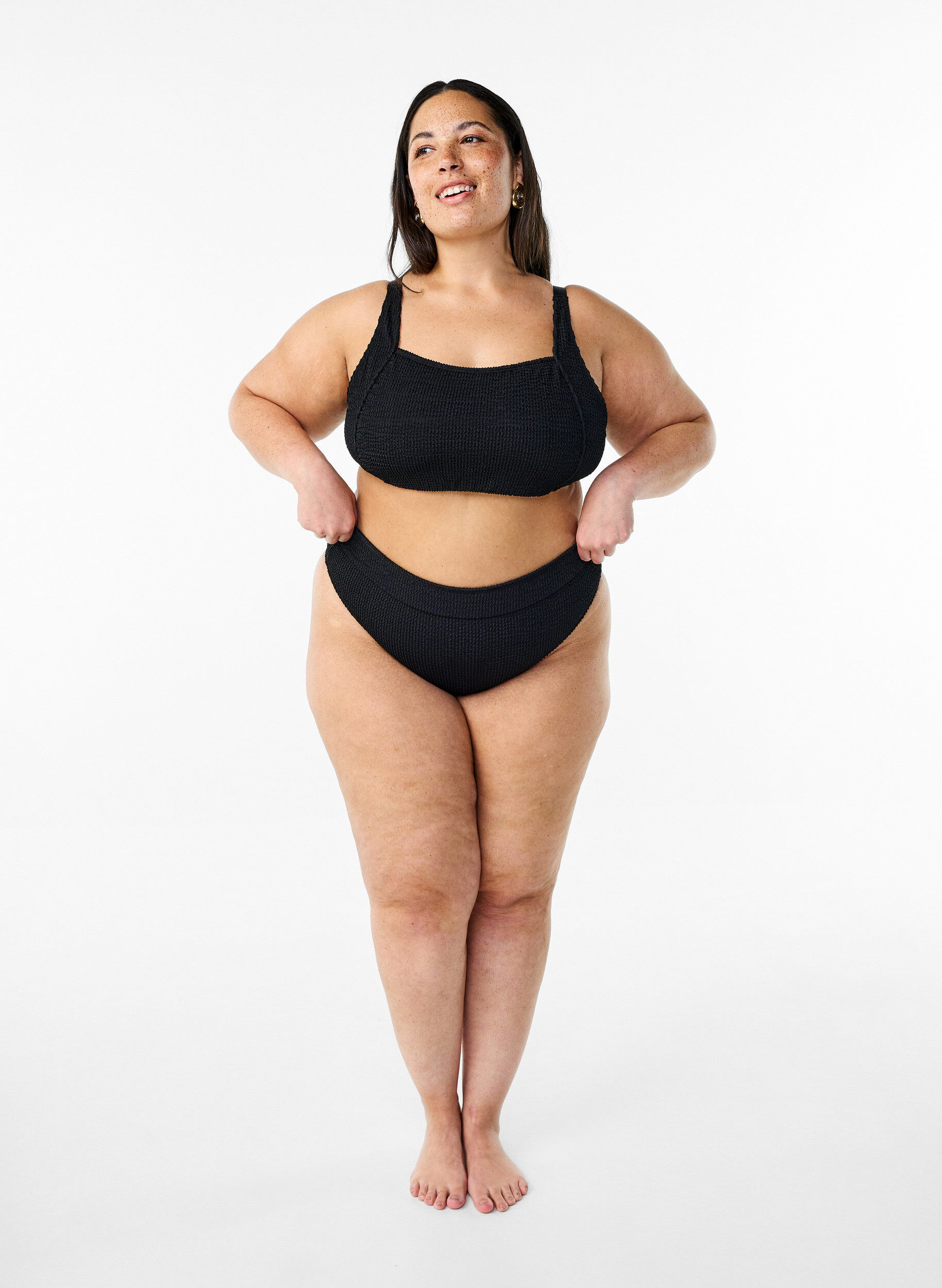 ZizziBrasilianischer Bikini Slip aus Krepp, Schwarz, Model image number 1