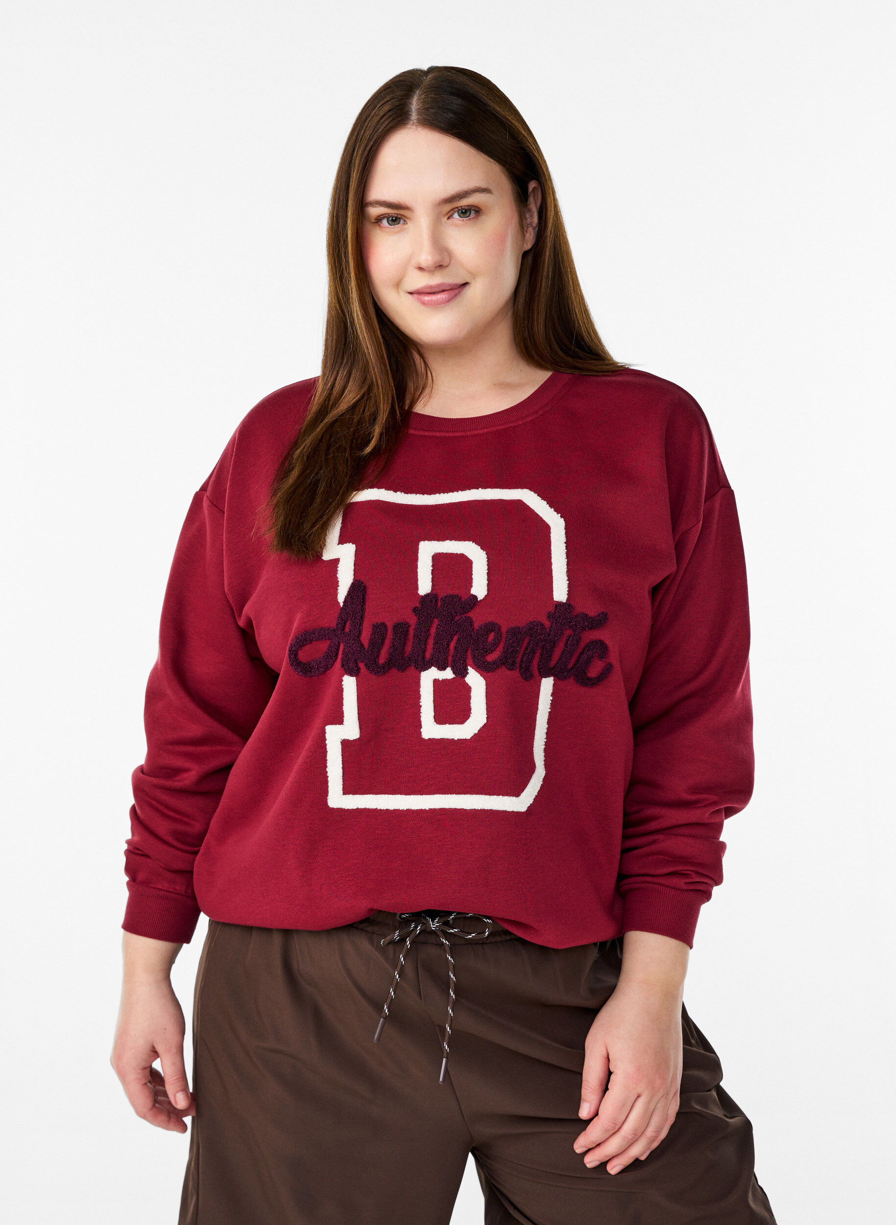 Sweatshirt mit Frottee-Schriftzug, Dunkles Bordeaux, Model