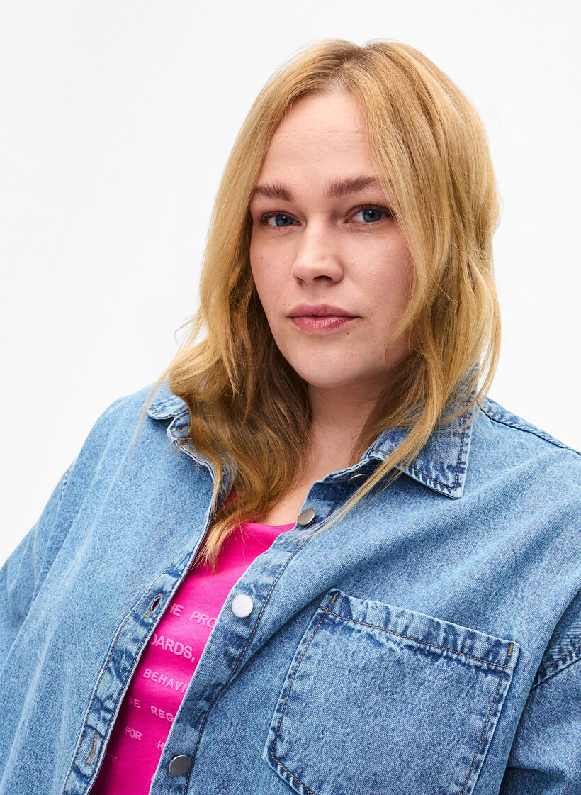 Lockeres Jeanshemd mit Brusttasche, Light blue denim, Model image number 2