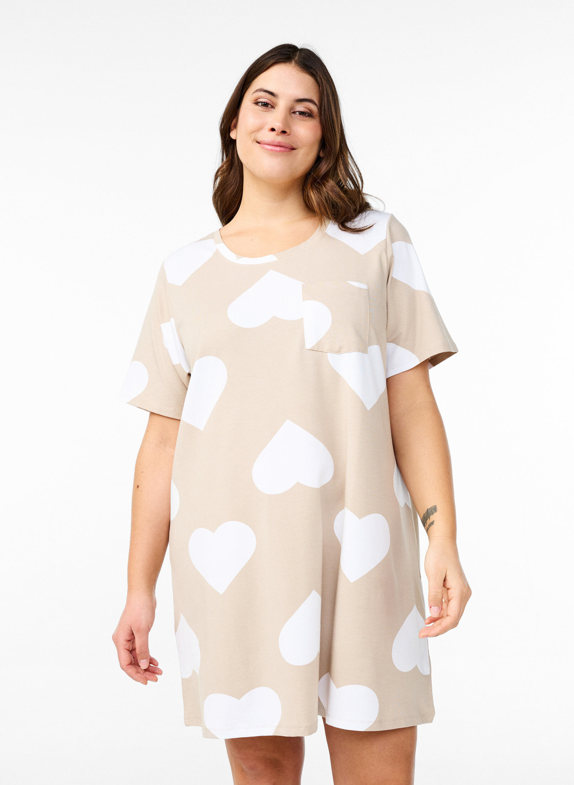 ZizziLanges Nachtshirt aus Modal-Mischung mit Herzen, Beige, Model image number 0