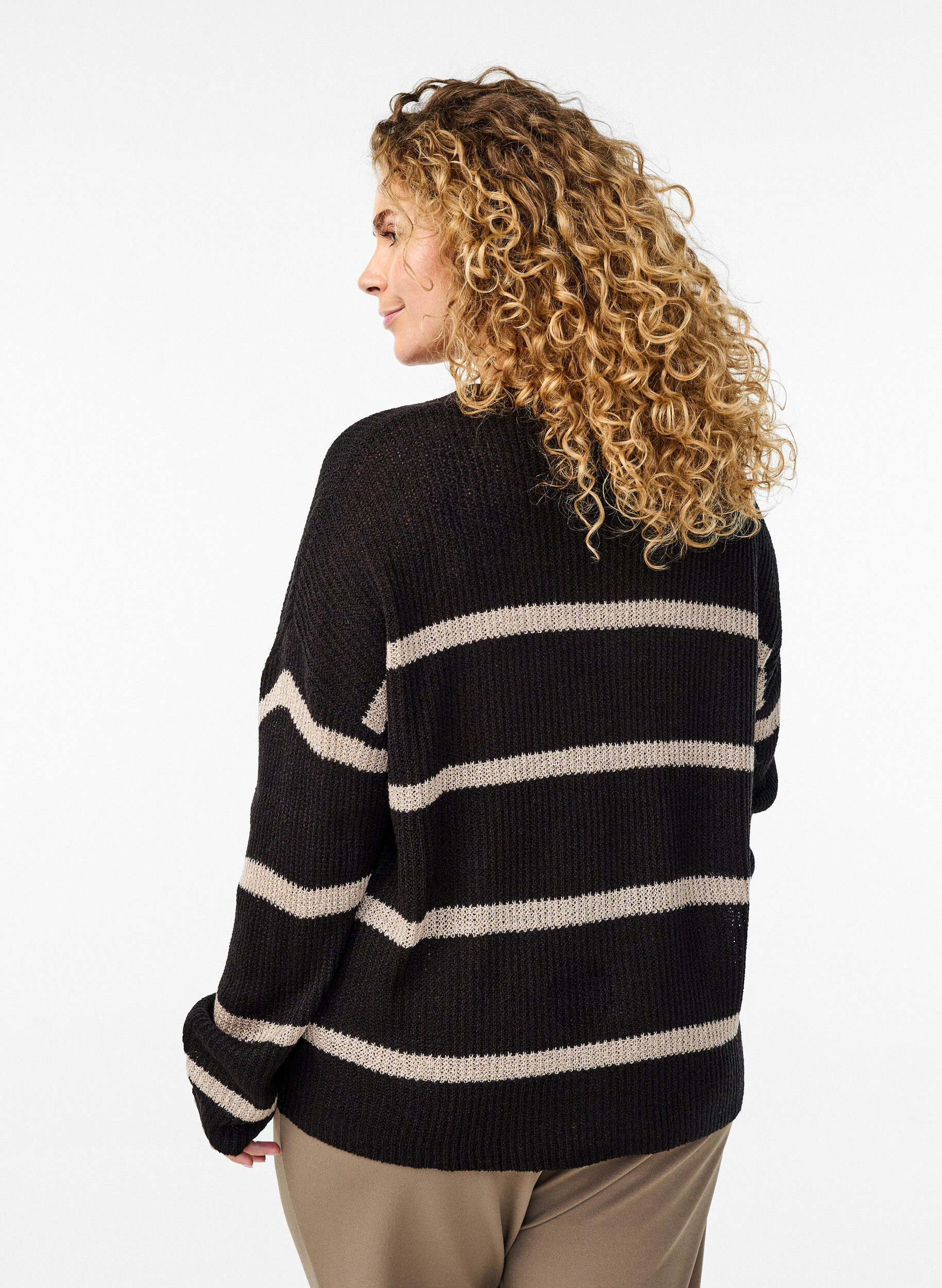ZizziFLASH - Gestreifter Strickcardigan mit Kn&ouml;pfen, Schwarz, Model image number 2