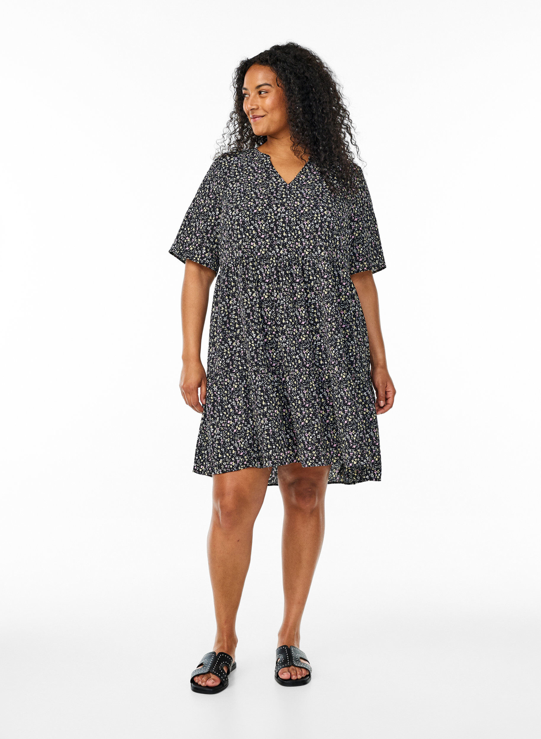 ZizziKurzarmkleid in A-Linienform mit Schnittlinien, Schwarz, Model image number 1