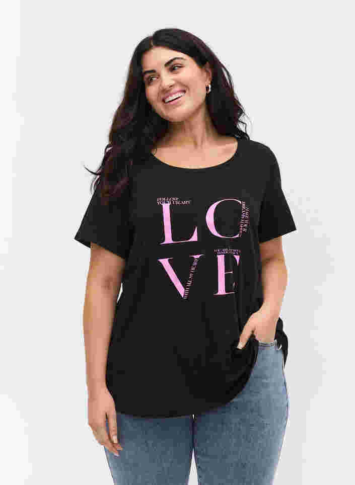 T-Shirt aus Baumwolle mit Print, Black Cyclamen LOVE, Model