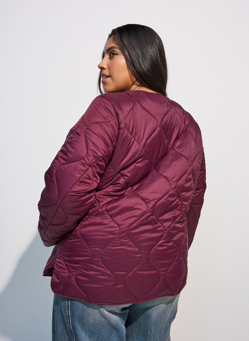 Steppjacke mit Druckkn&ouml;pfen und Rundhalsausschnitt, Dunkles Bordeaux, Model image number 2
