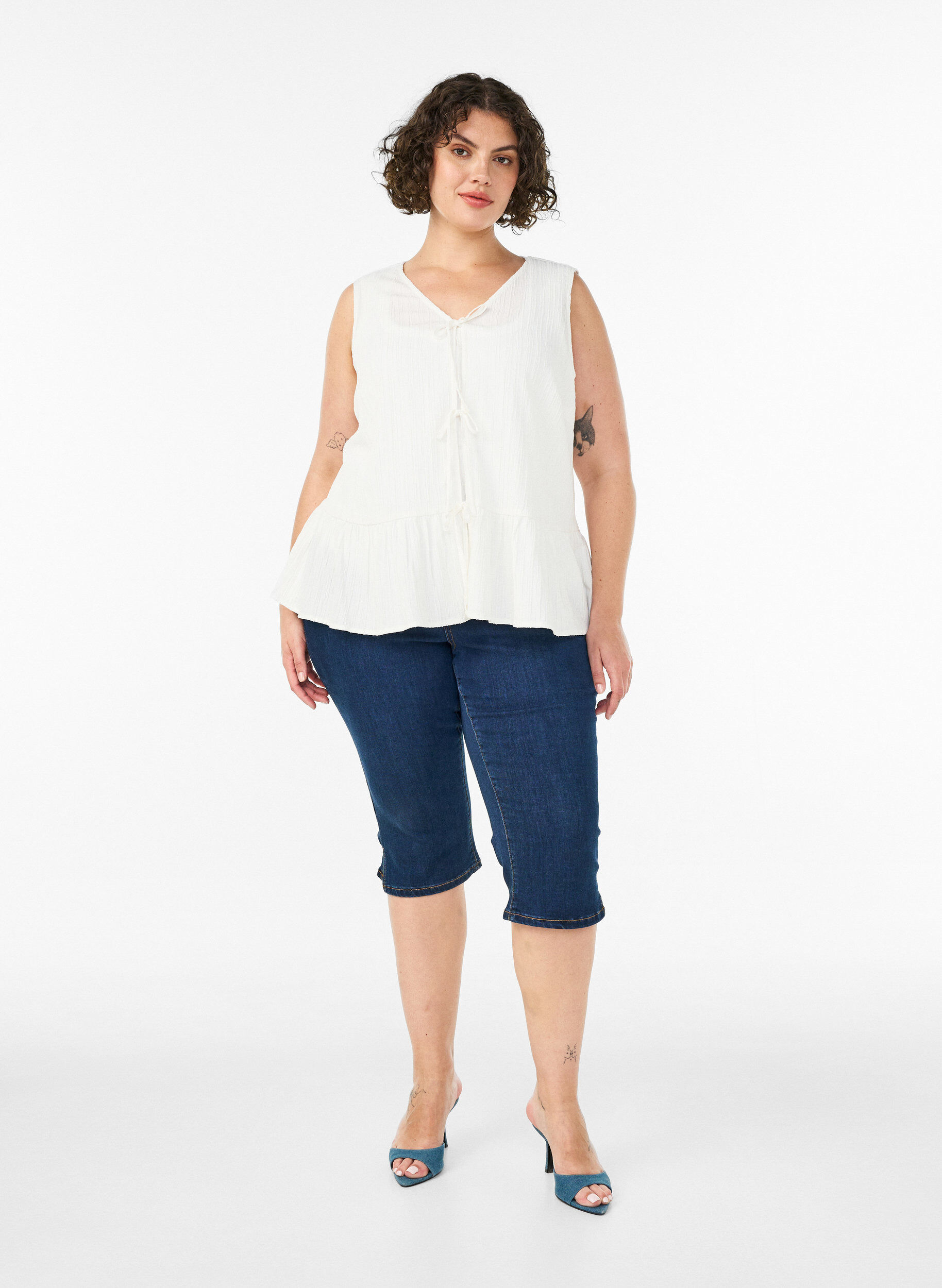 Zizzi&Auml;rmellose Bluse mit Struktur und Bindeband, Vanille, Model image number 1