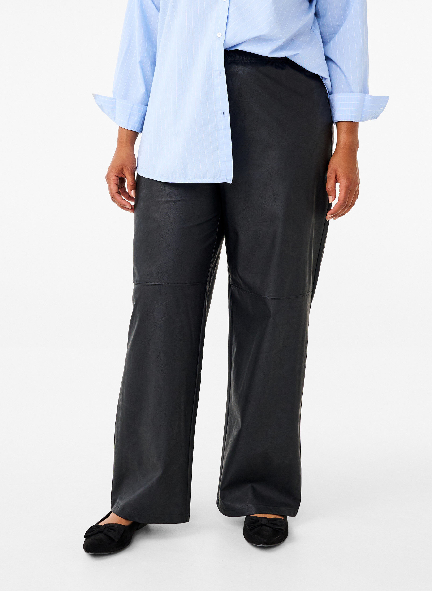 ZizziL&auml;ssige Hose aus Kunstleder mit elastischem Bund, Black, Model image number 2