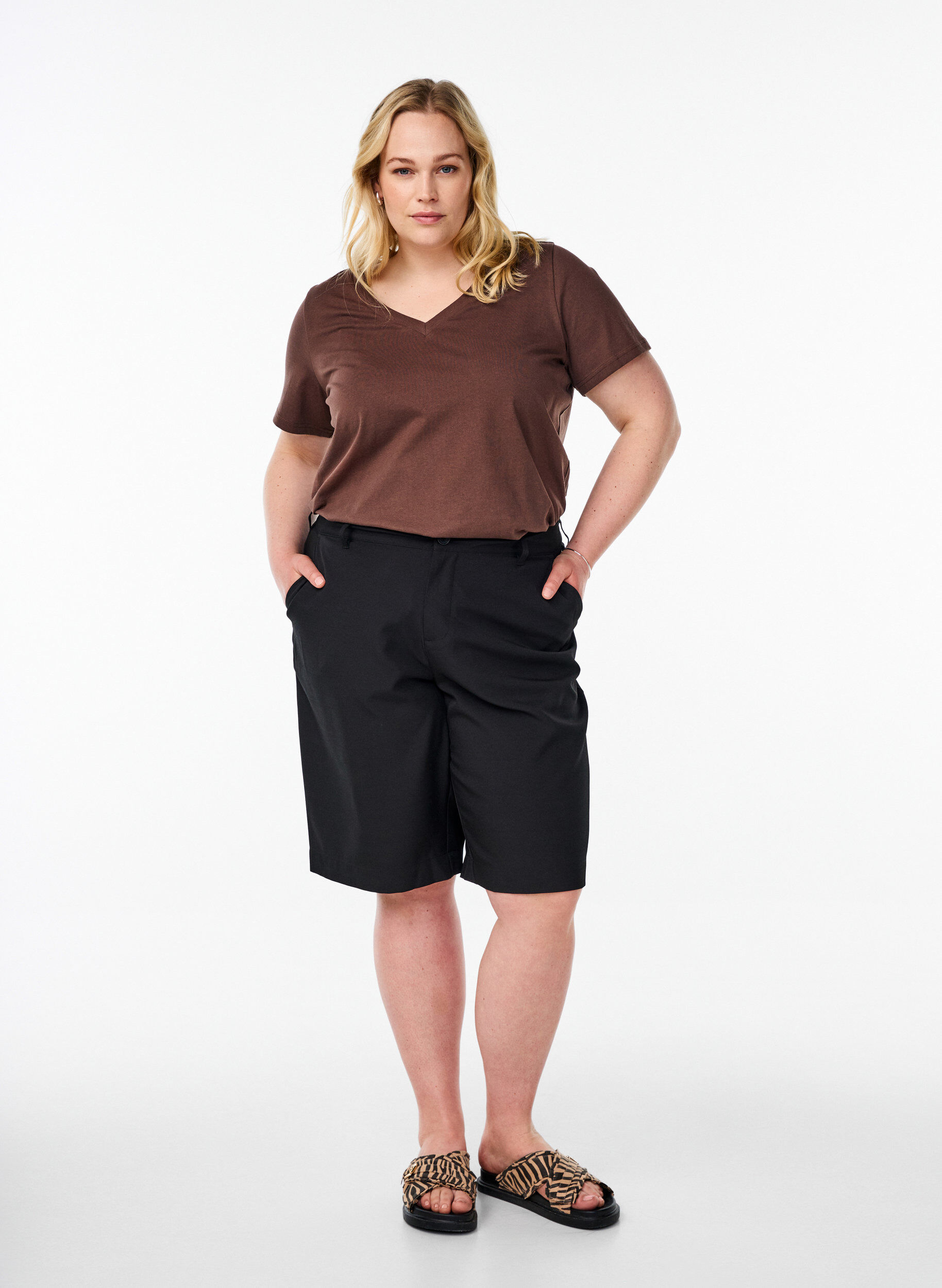 ZizziEinfaches T-Shirt aus Baumwolle mit V-Ausschnitt, Braun, Model image number 1