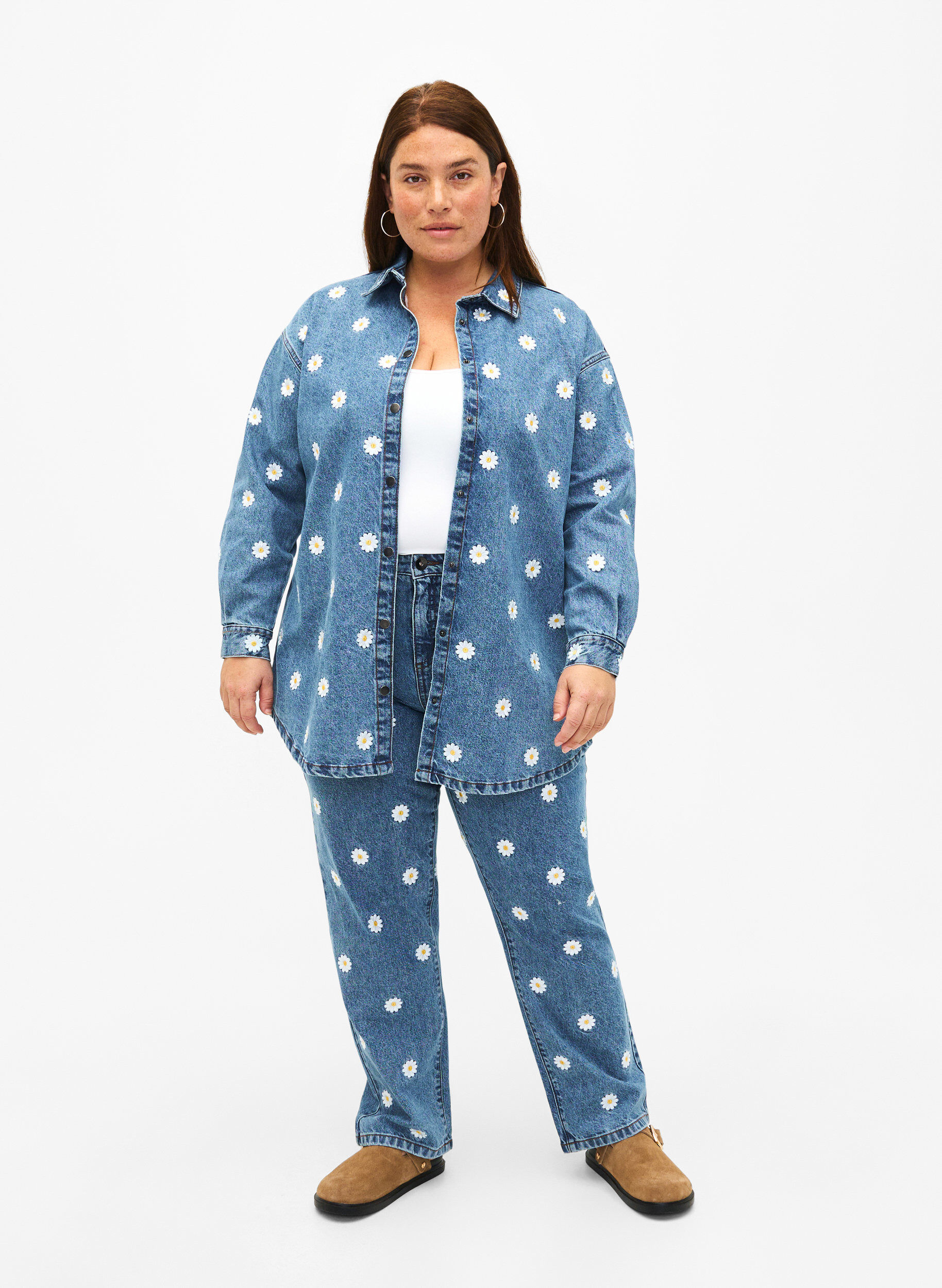 ZizziLockeres Jeanshemd mit aufgestickten G&auml;nsebl&uuml;mchen, L.B. Flower, Model image number 2