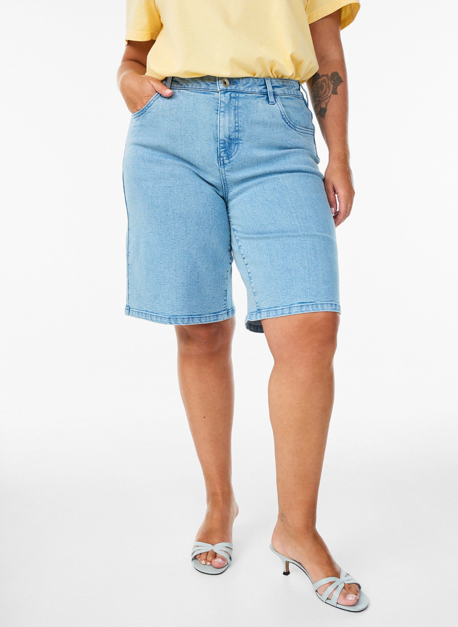 ZizziLocker sitzende Jeansshorts mit hoher Taille, Blau, Model image number 3