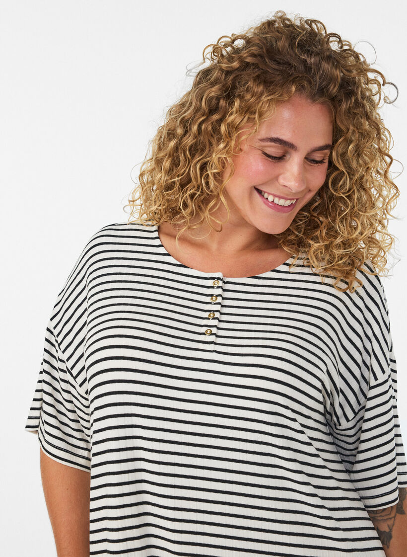 Gestreiftes Nachthemd aus Viskosejersey, Vanille, Model image number 3