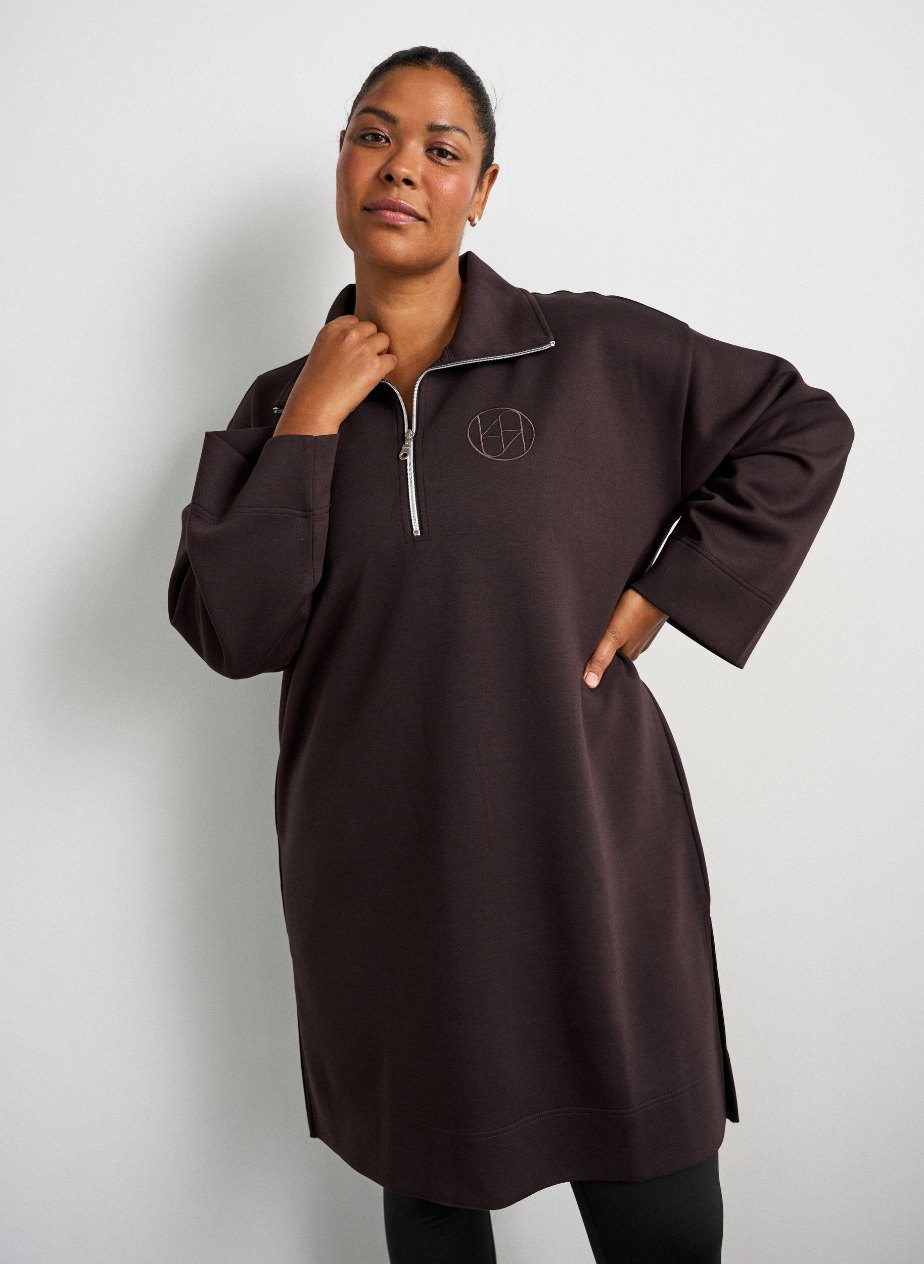 ZizziSportliches Sweatkleid mit hohem Kragen und Rei&szlig;verschluss, Braun, Model image number 0