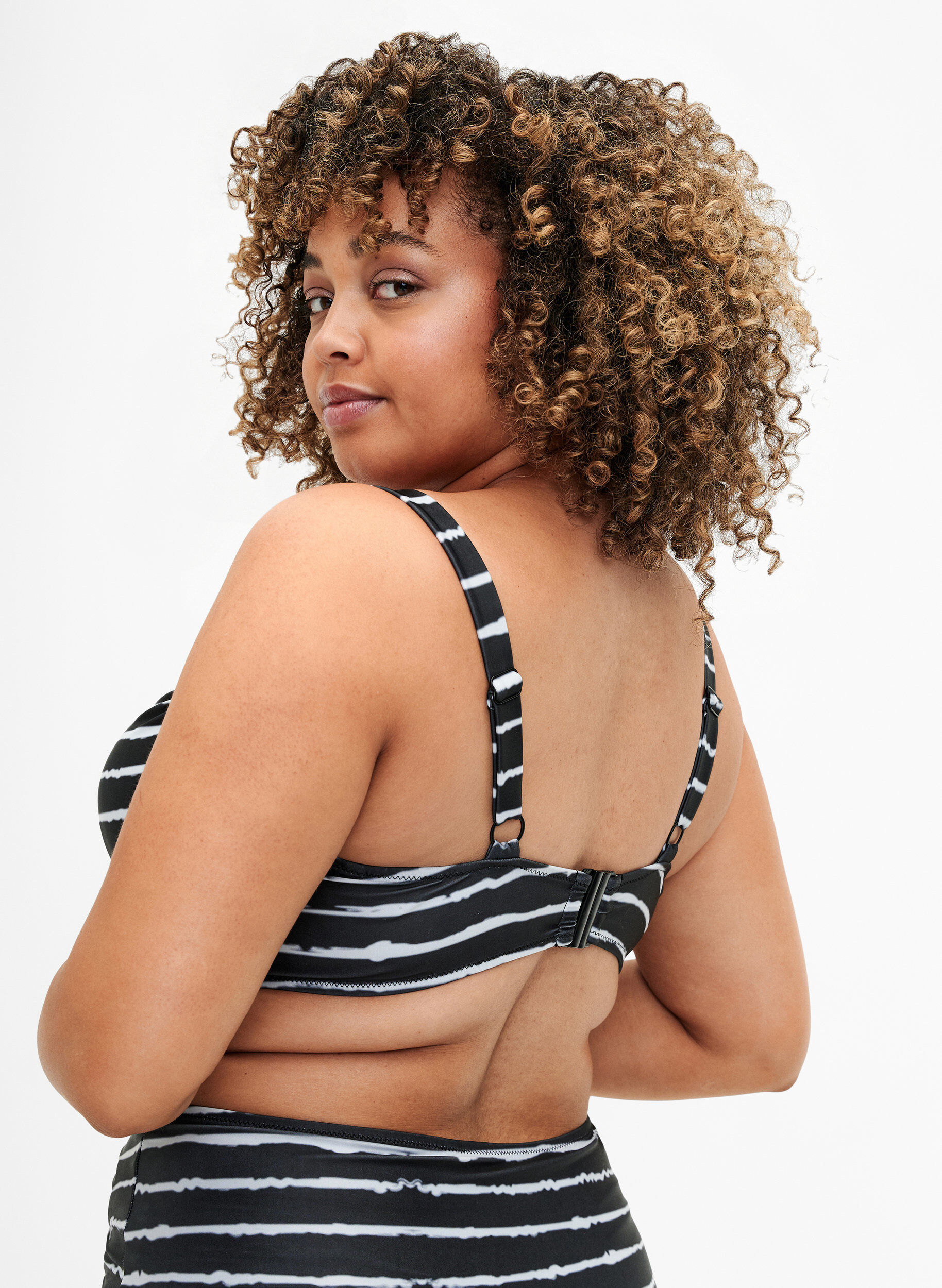 ZizziBedruckter Bikini BH mit B&uuml;gel, Black White Stripe, Model image number 1