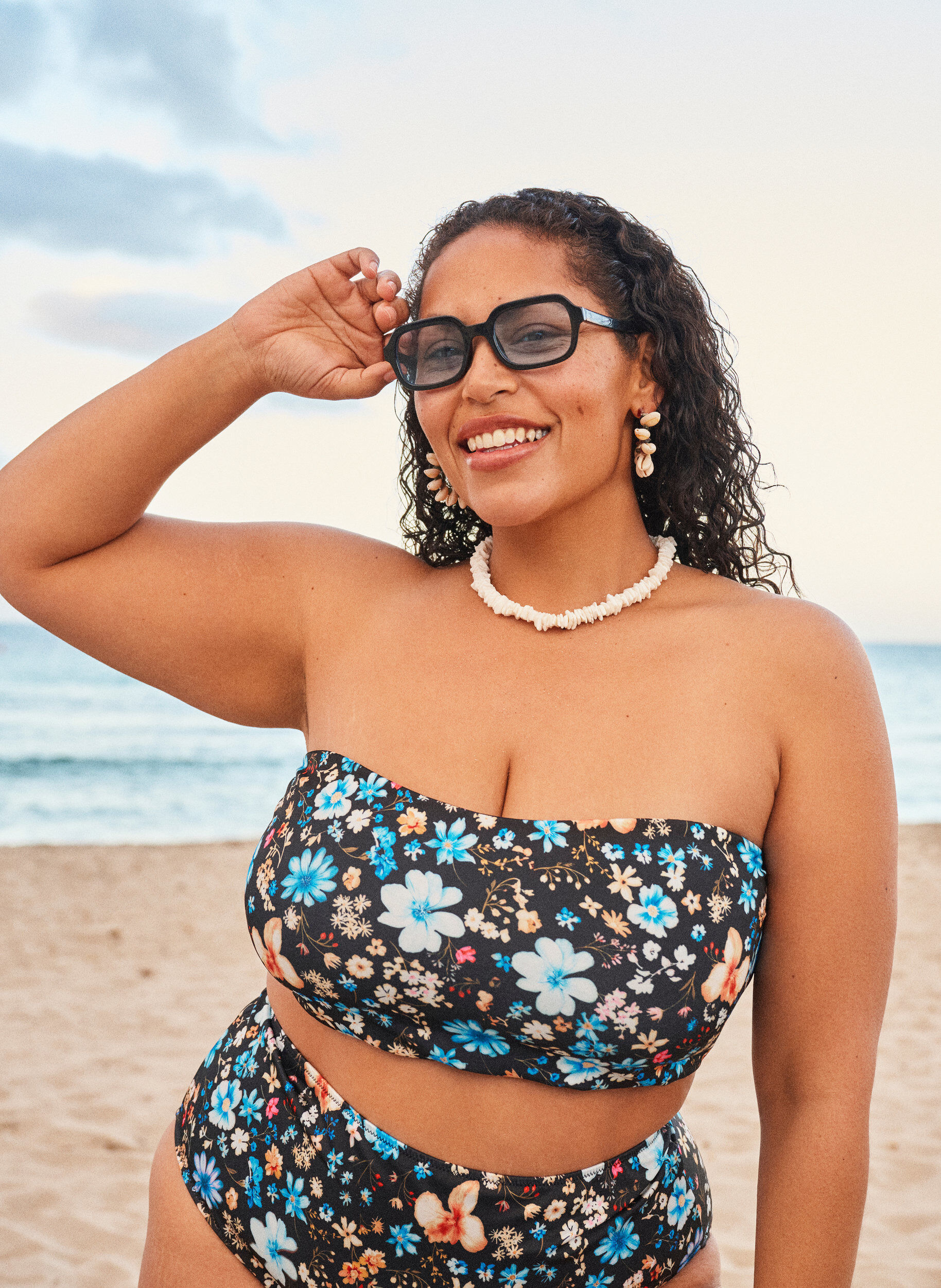 ZizziGebl&uuml;mtes Bandeau-Bikinioberteil, Blau, Image image number 0