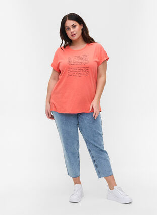 T-Shirt mit Aufdruck in Bio-Baumwolle, Living Coral Text, Model image number 2