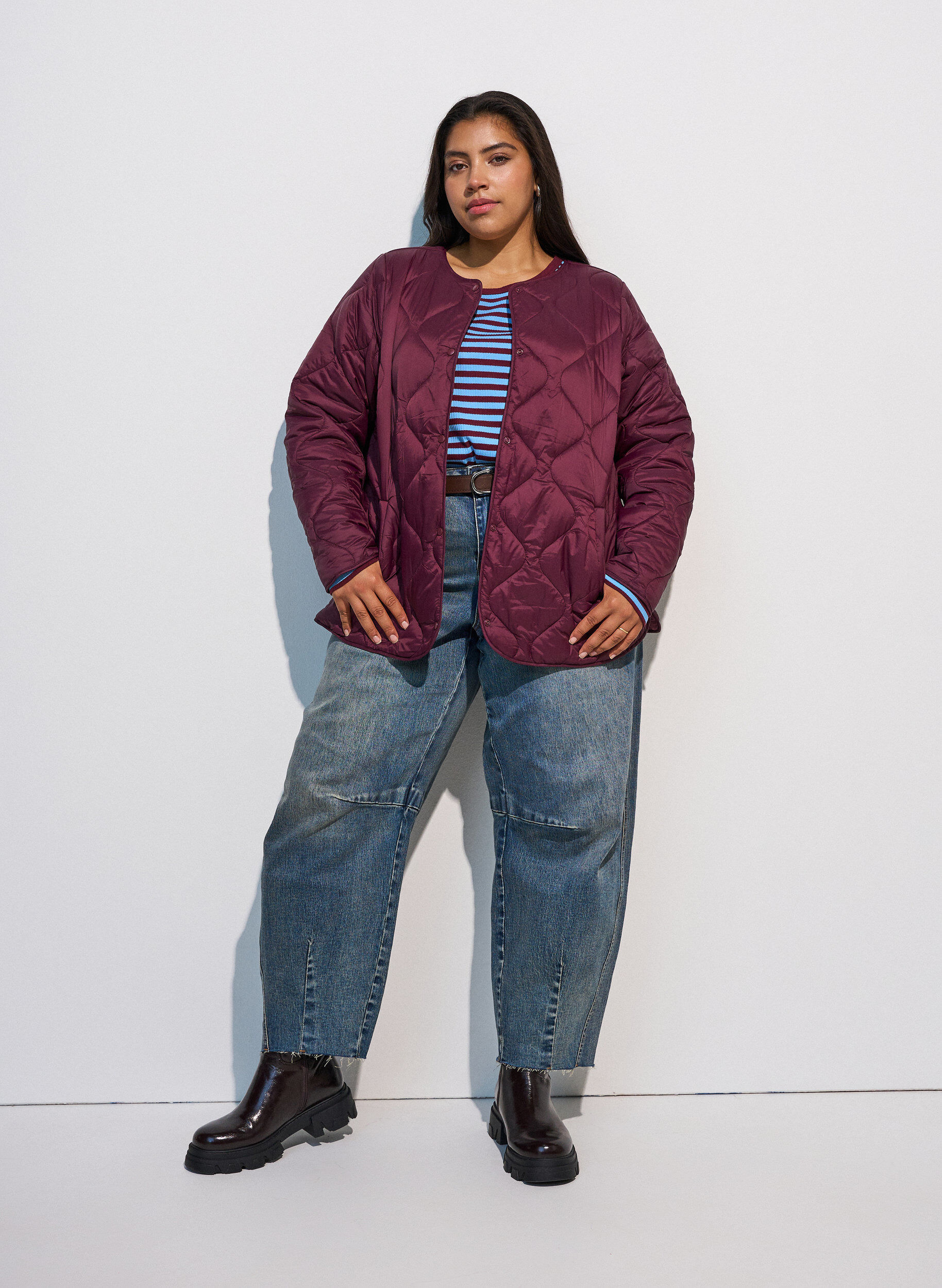 ZizziSteppjacke mit Druckkn&ouml;pfen und Rundhalsausschnitt, Dunkles Bordeaux, Model image number 1