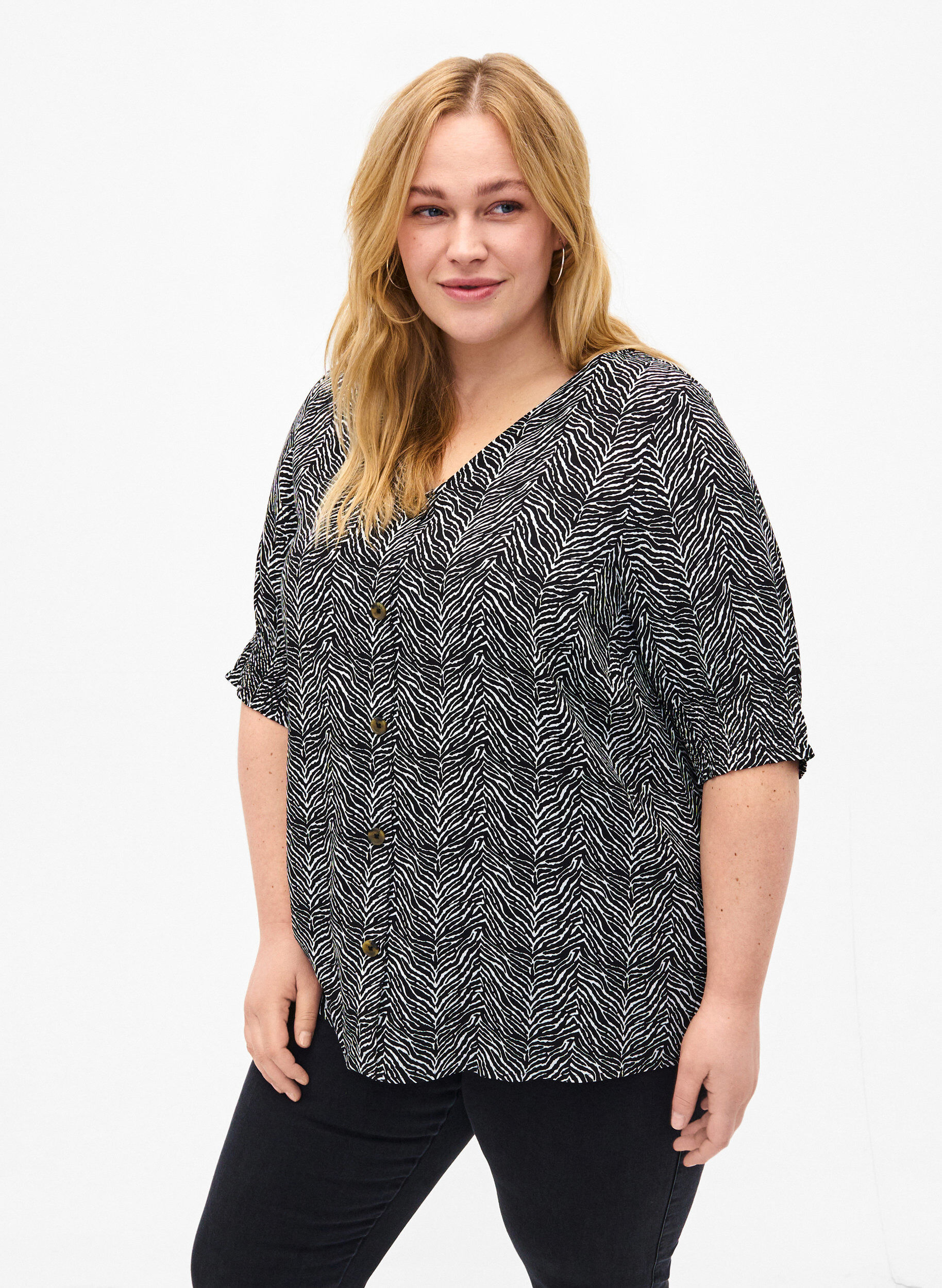 Zizzi Viskosebluse mit Kn&ouml;pfen, Black Graphic AOP, Model image number 0