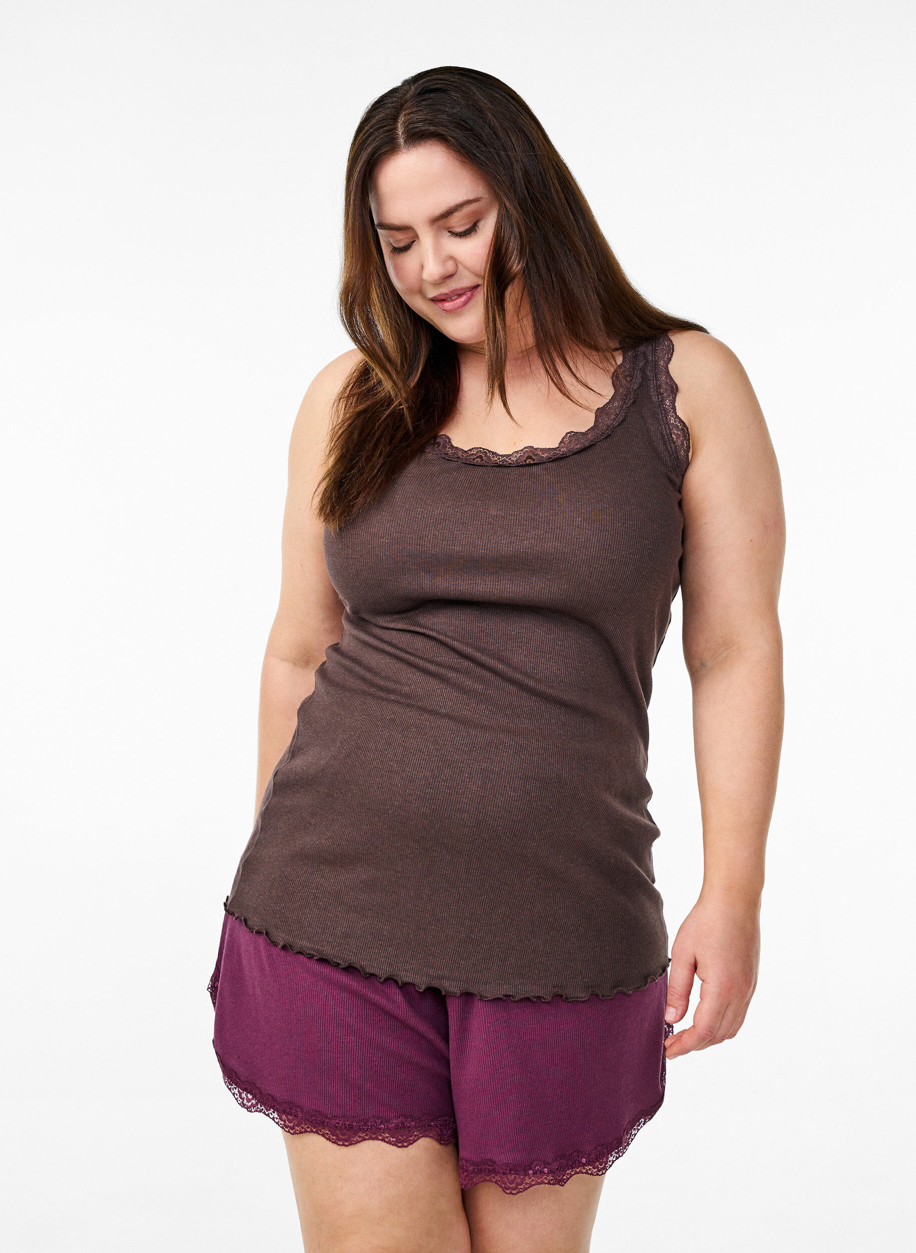 Top mit Spitzensaum, Braun, Model