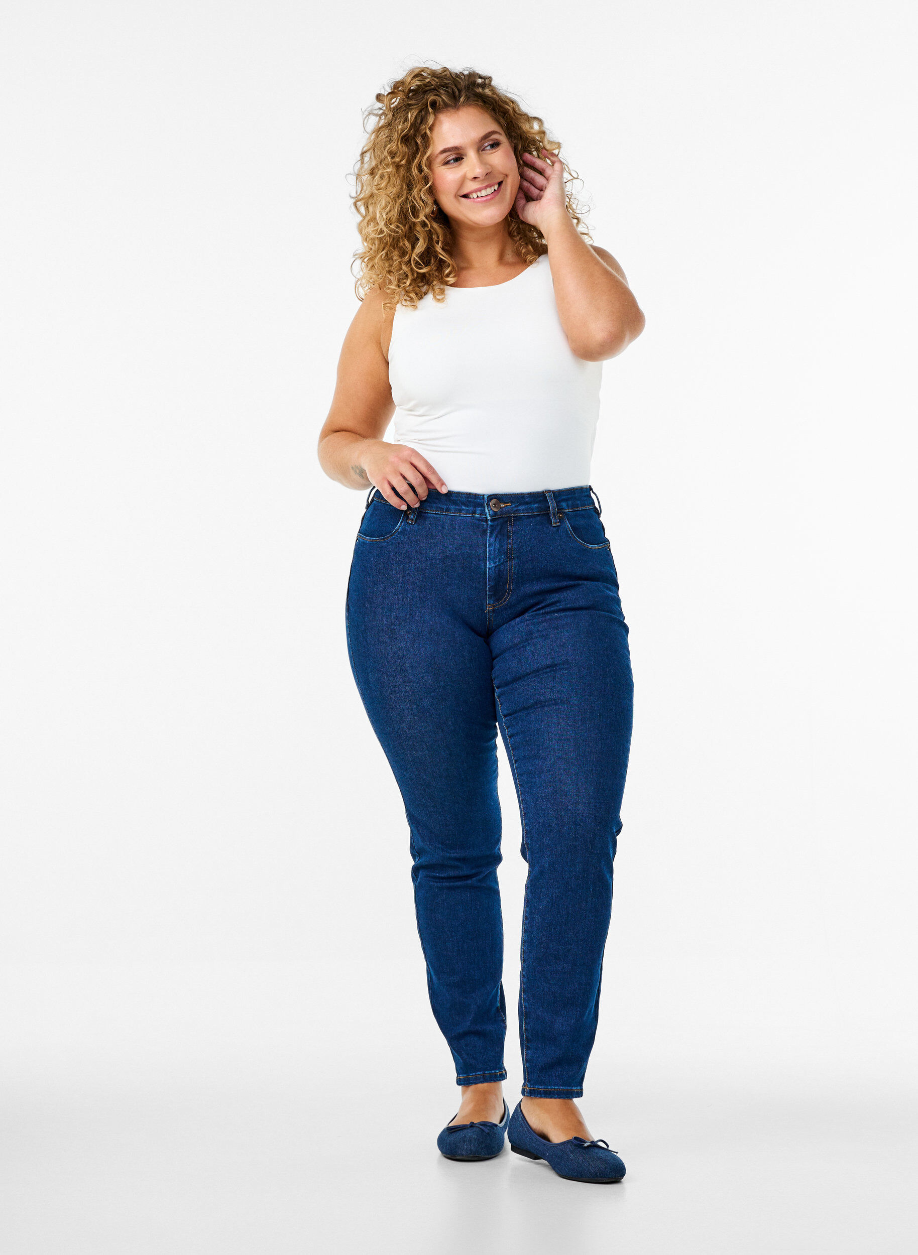 Slim Fit Emily Jeans mit normaler Taille, Blau, Model