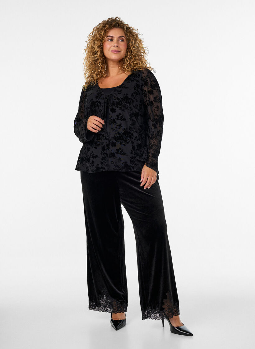 Samthose mit Spitzenbesatz und weitem Bein, Schwarz, Model image number 1